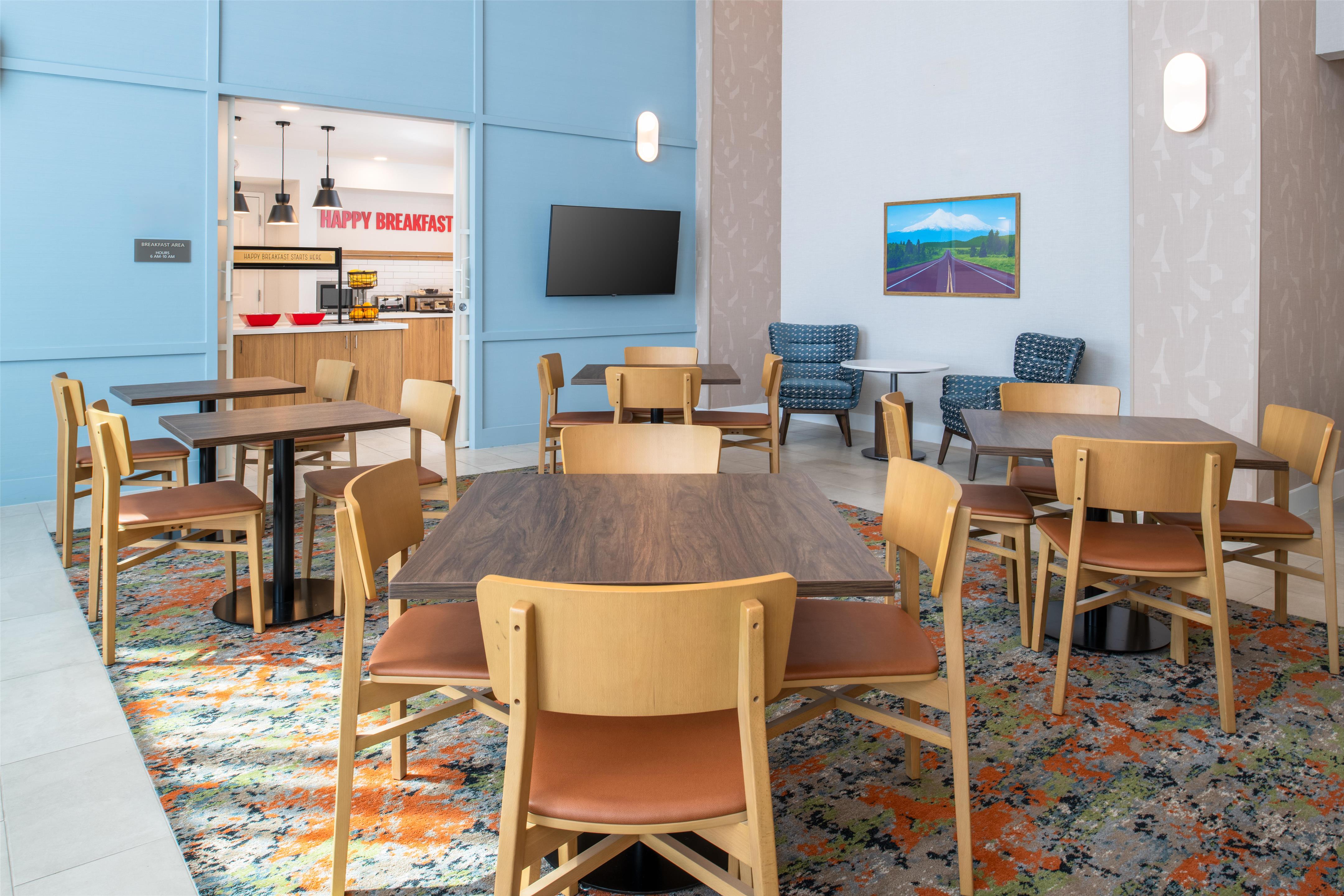 Breakfast Area | Hampton Inn & Suites Redding