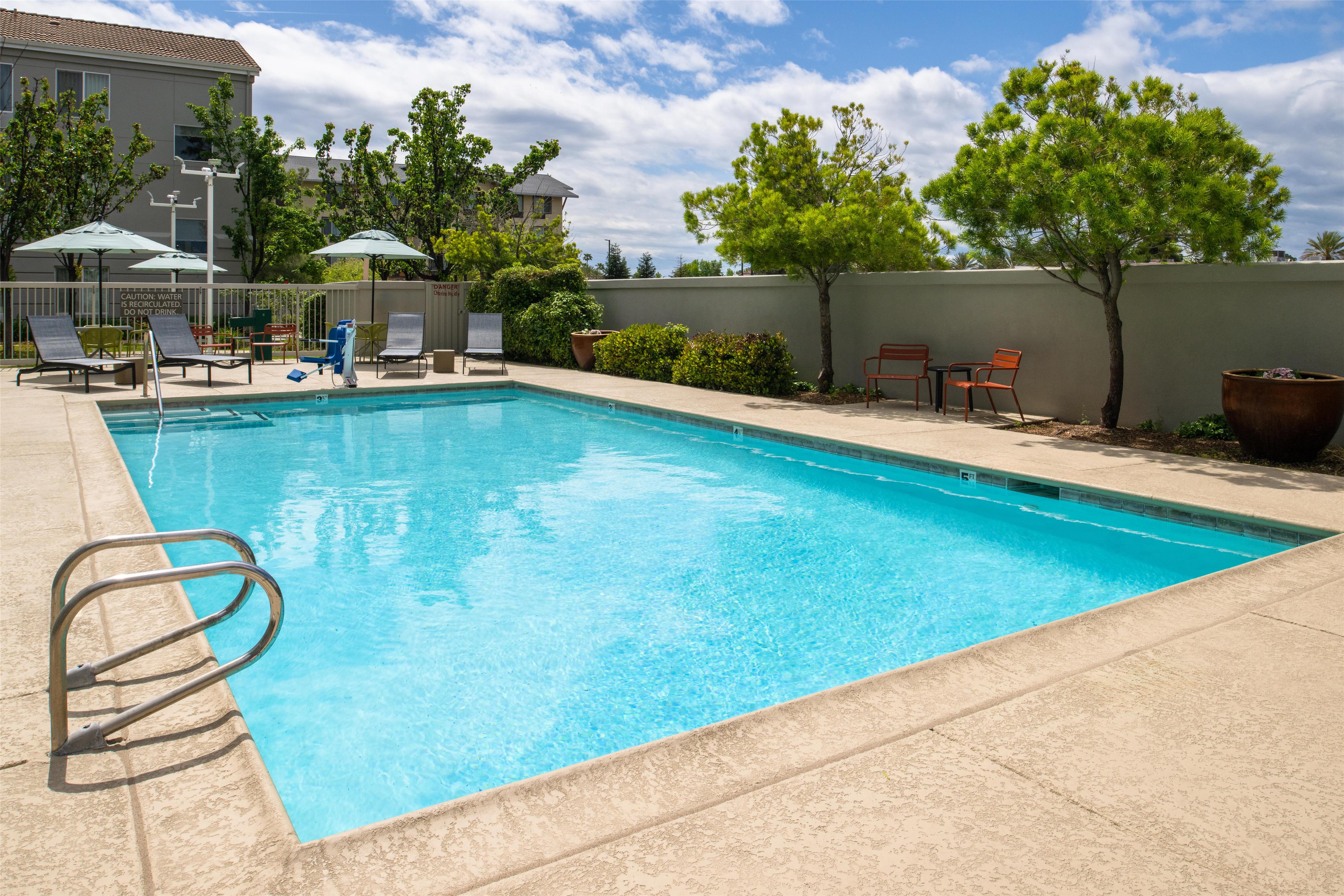 Pool | Hampton Inn & Suites Redding