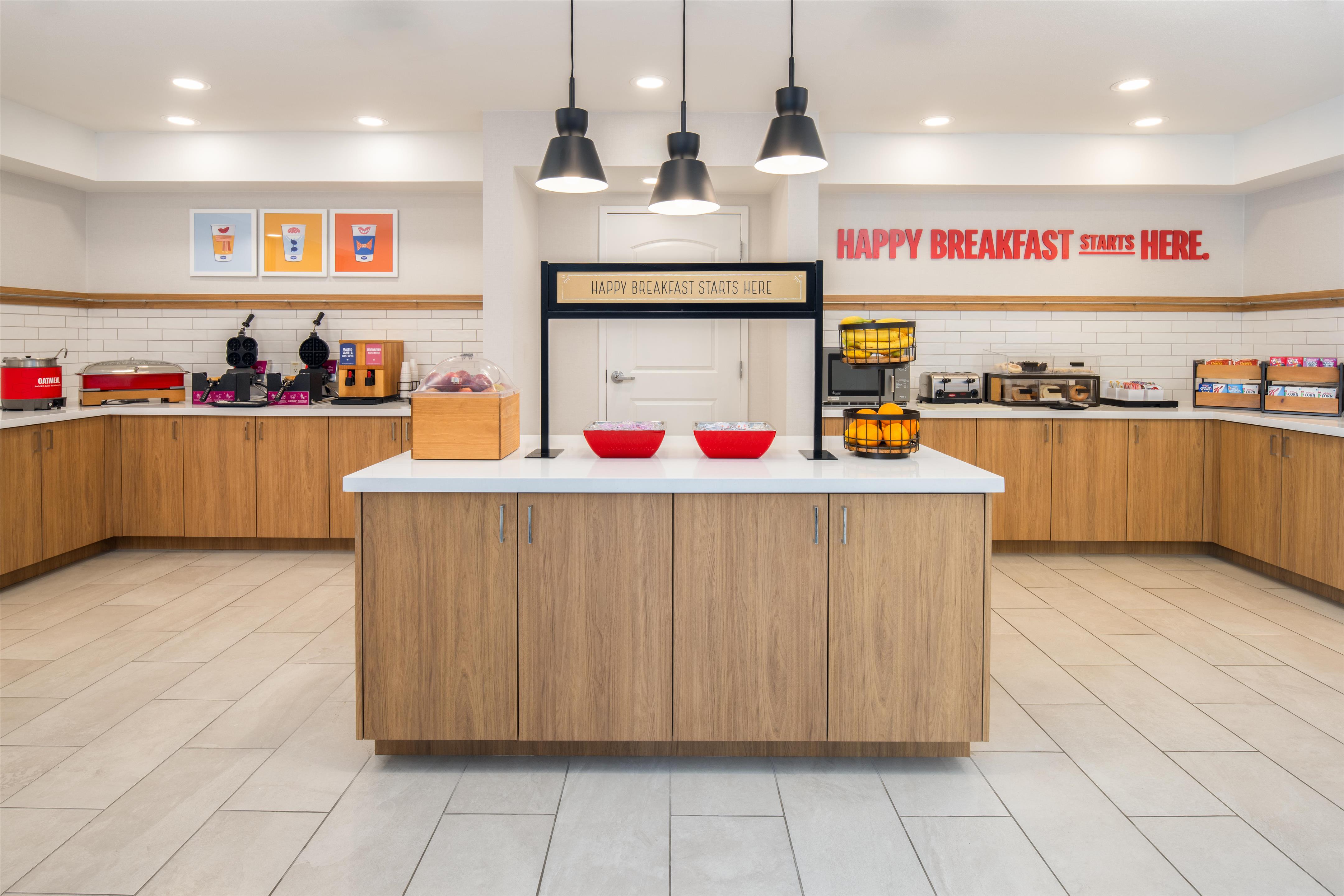 Breakfast Area | Hampton Inn & Suites Redding