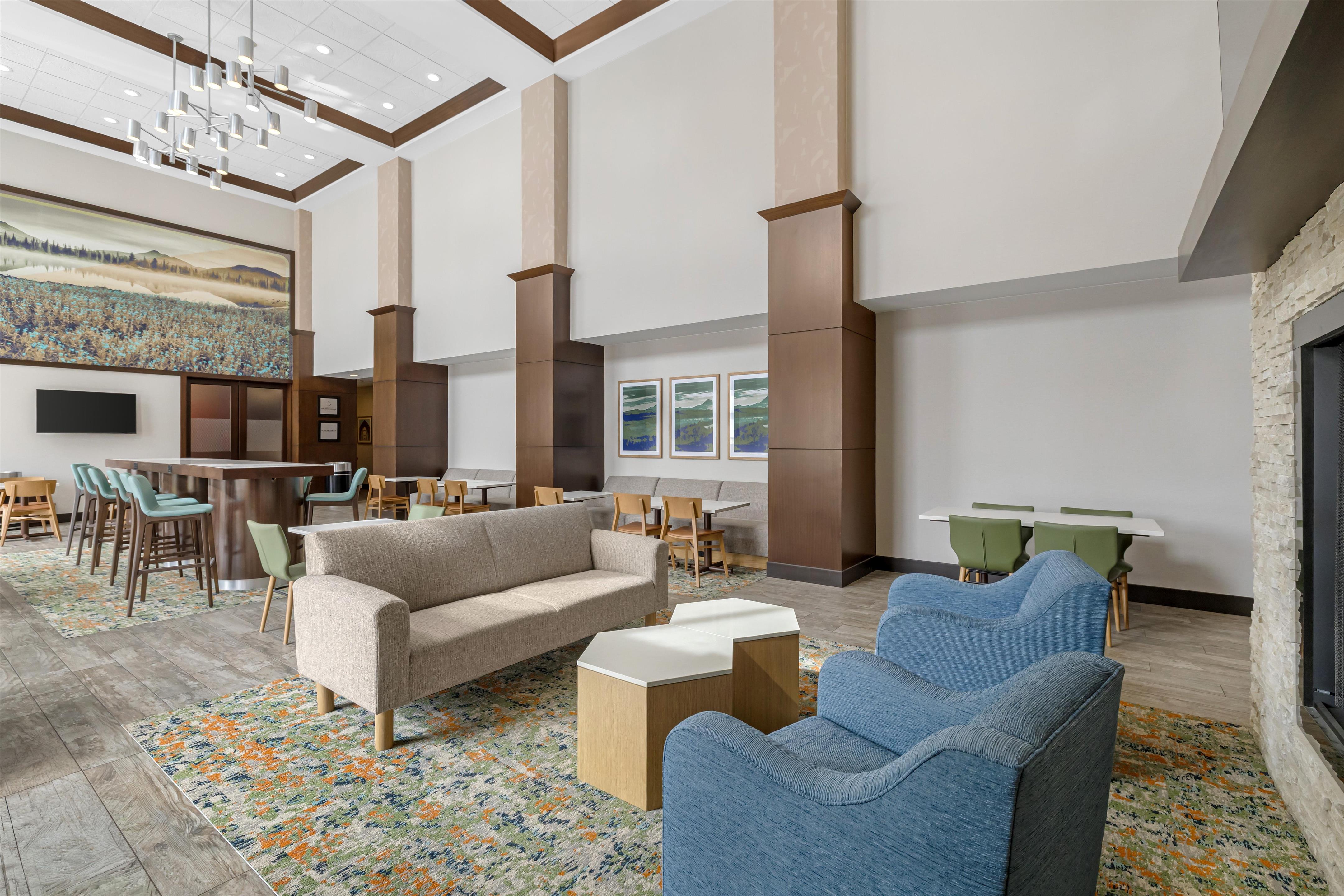 Lobby | Hampton Inn & Suites Bend