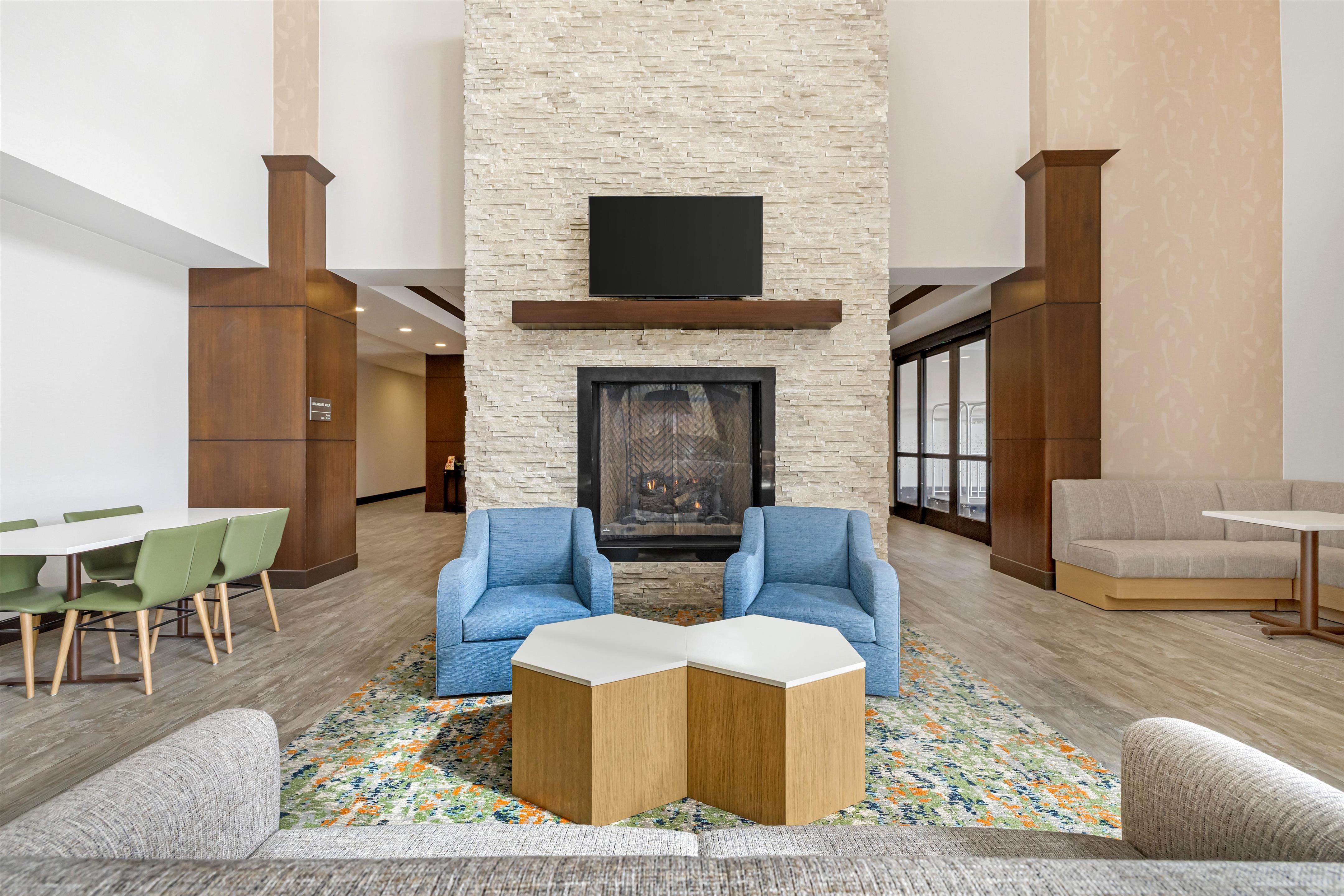 Lobby | Hampton Inn & Suites Bend