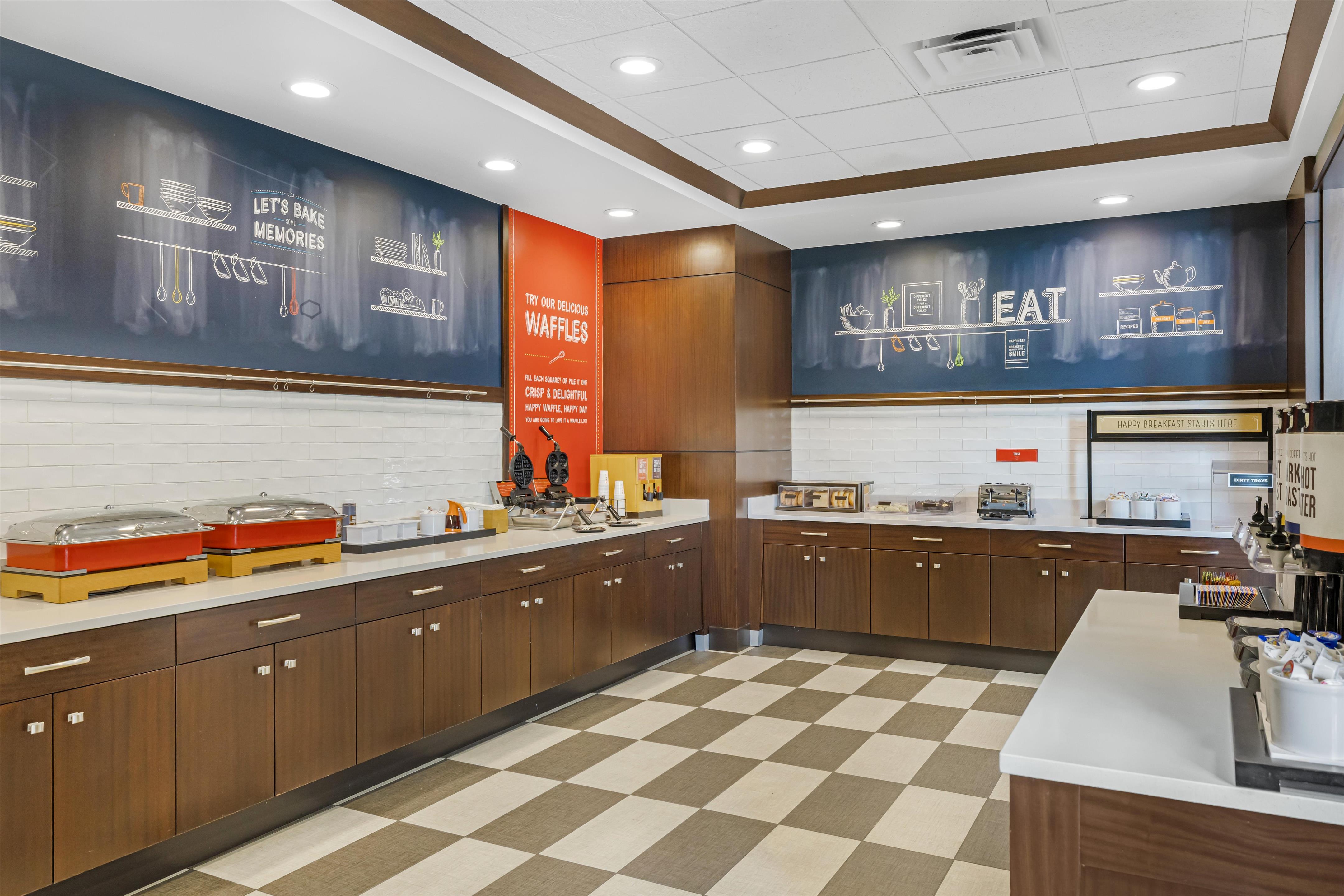 Breakfast Area | Hampton Inn & Suites Bend