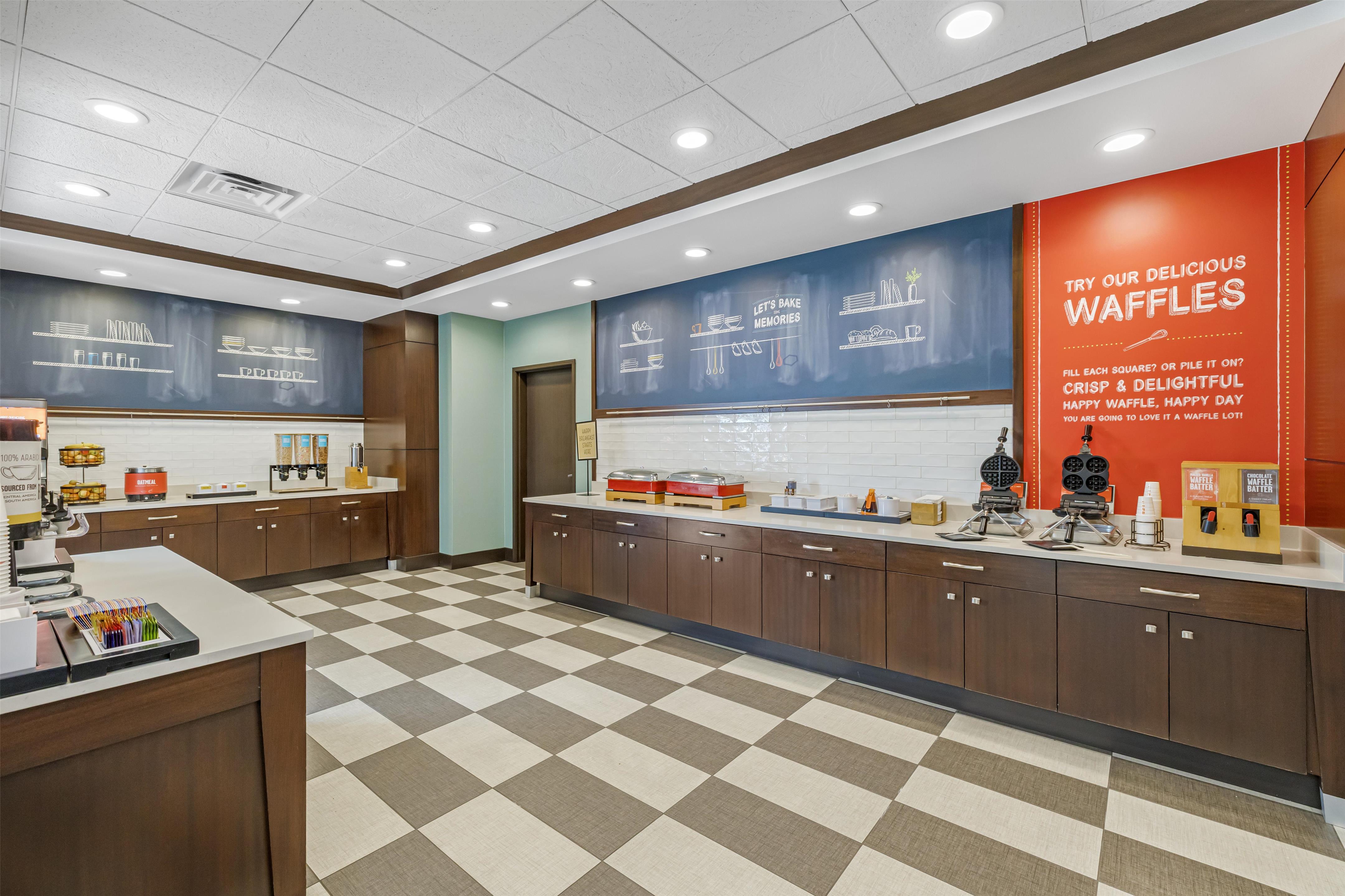 Breakfast Area | Hampton Inn & Suites Bend