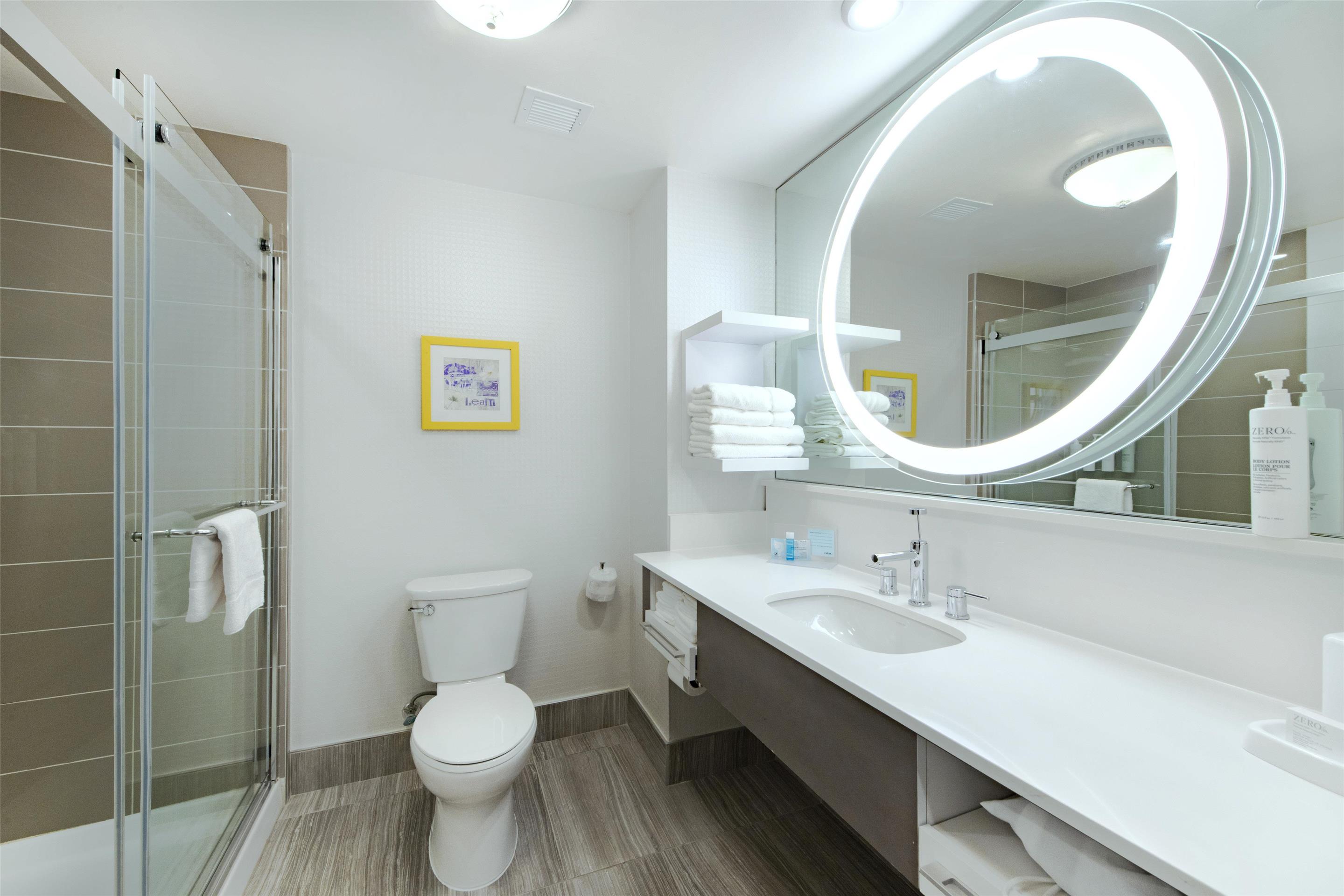 Guest room bath