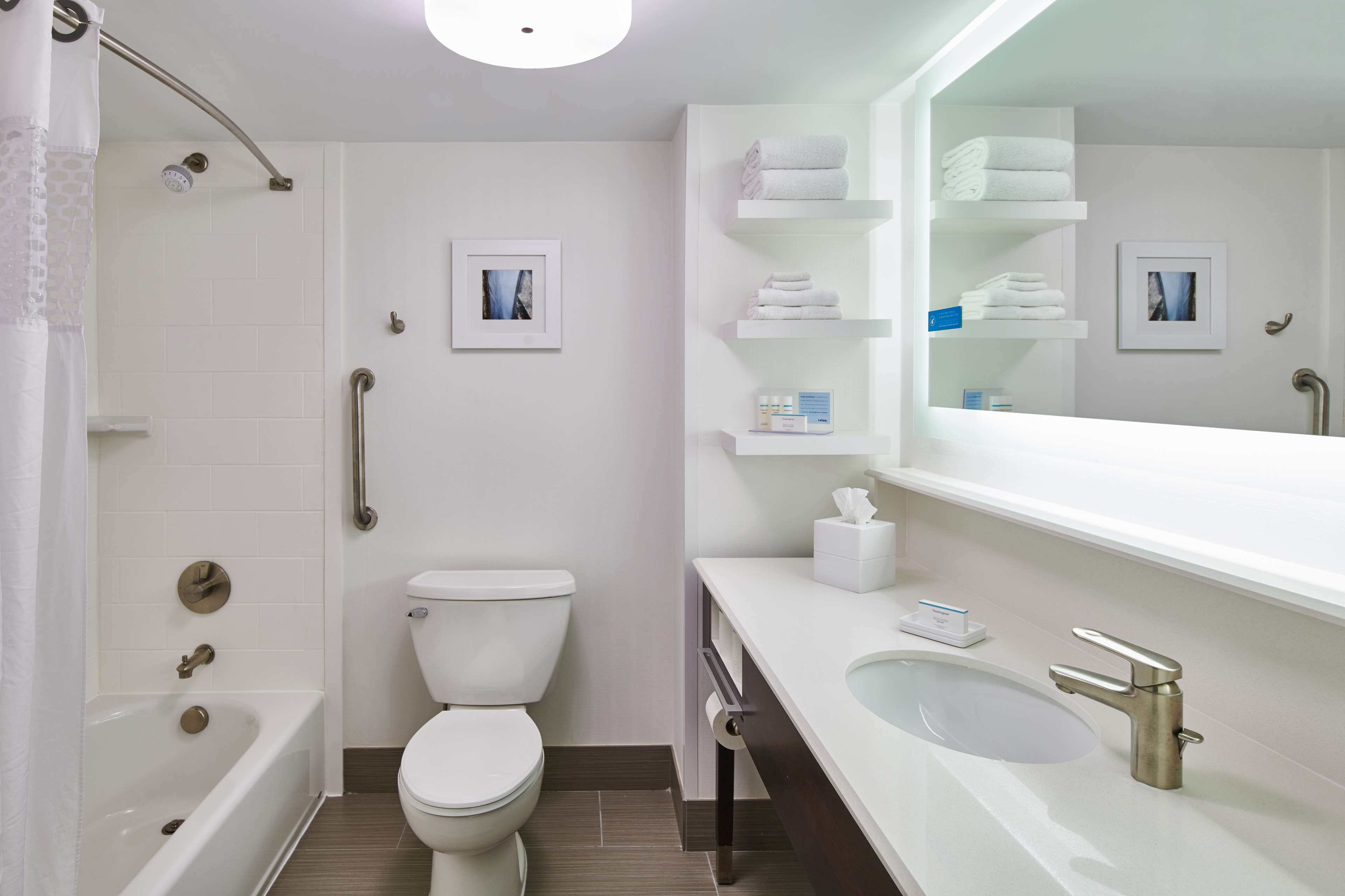 Hampton Inn & Suites Chapel Hill/Durham Room Type - 2 QUEENS W FRIDGE NOSMOK