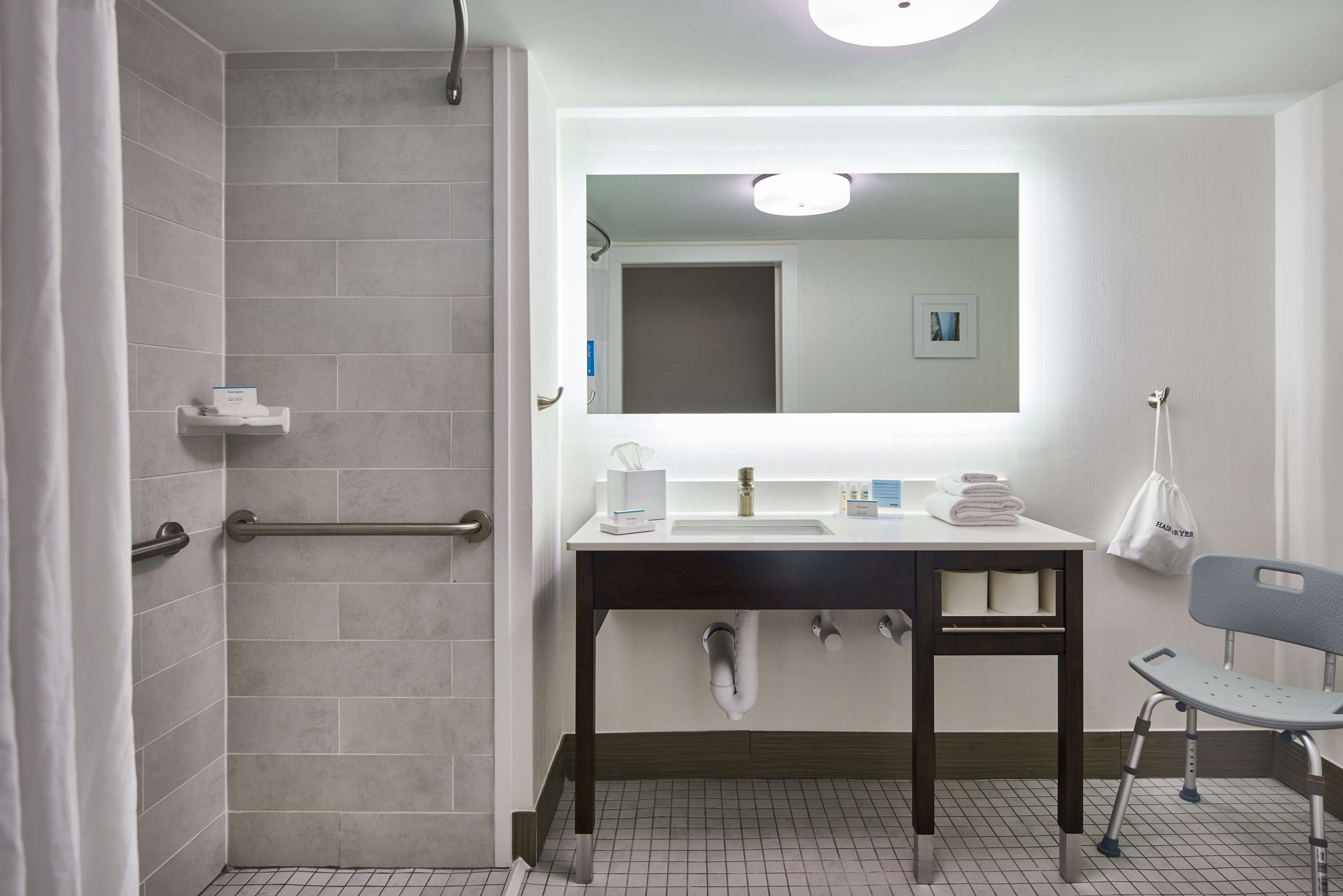 Hampton Inn & Suites Chapel Hill/Durham Room Type - 2 QNS ACCESSIBLE W TUB NS