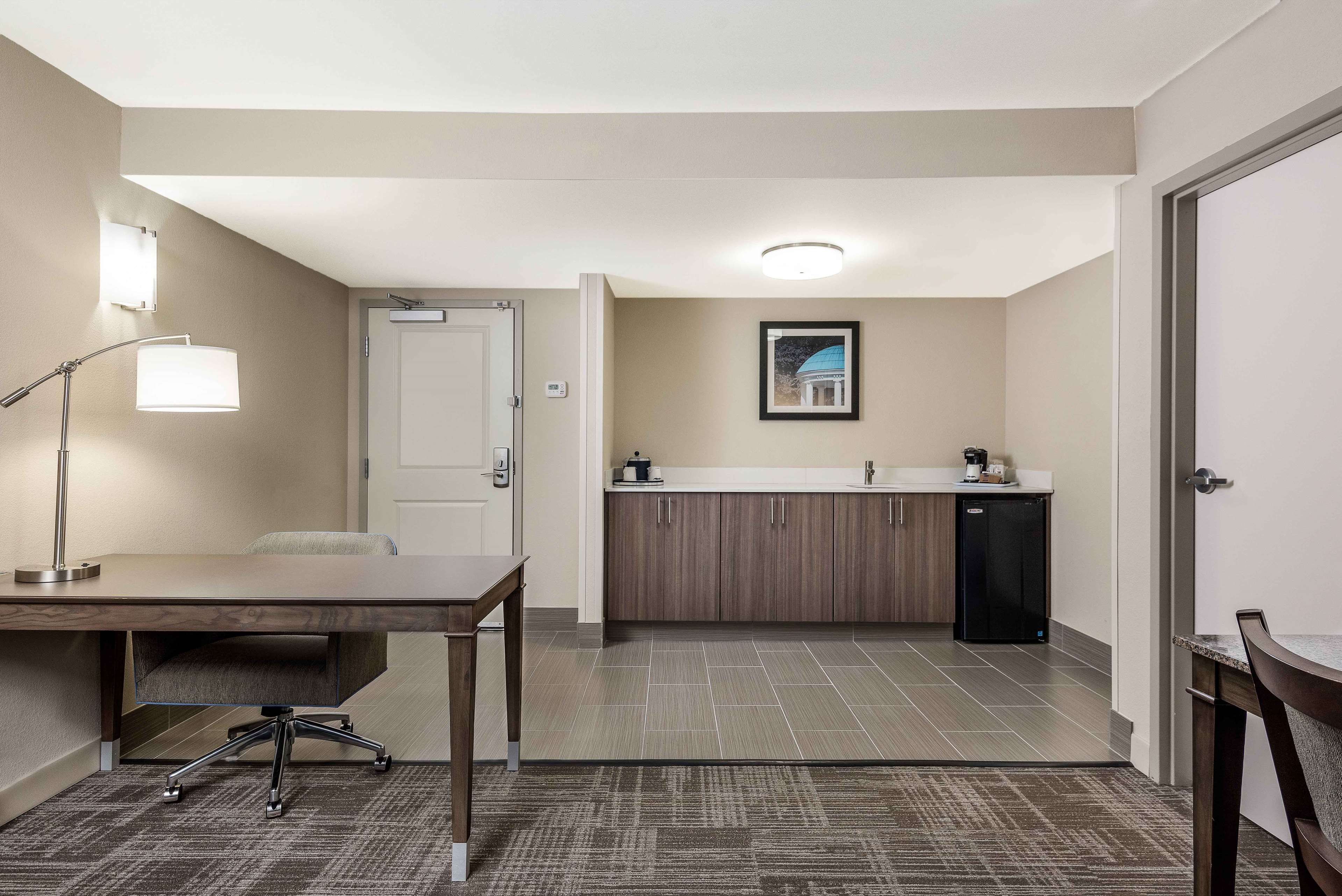 Hampton Inn & Suites Chapel Hill/Durham Room Type - 2 QUEENS SUITE W FRIDGE NS