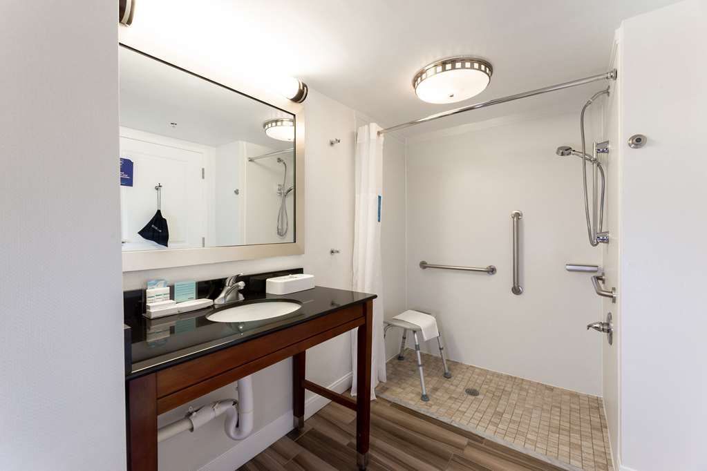 Hampton Inn & Suites Raleigh/Cary I-40 (PNC Arena) - Tap to explore photos