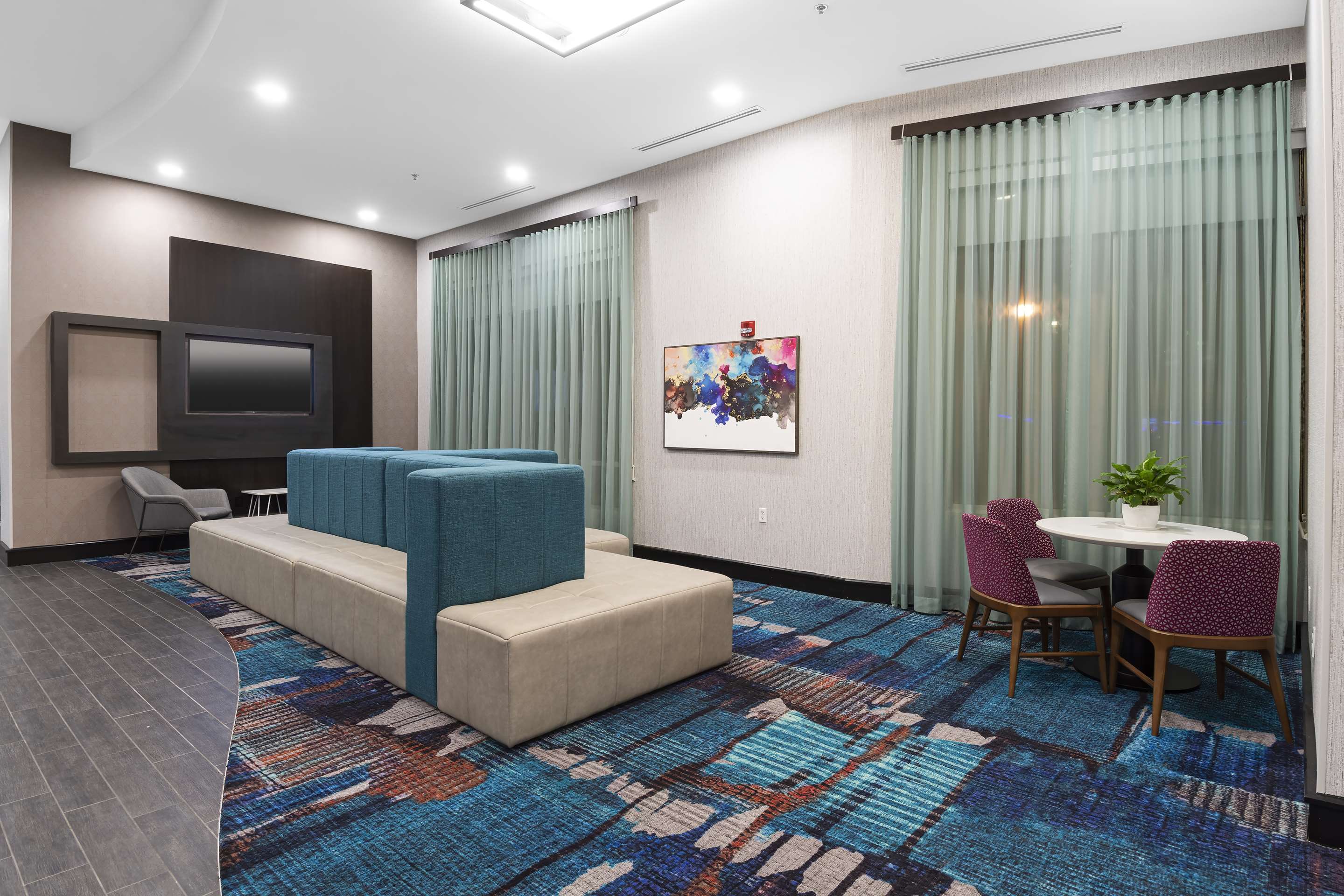 Lobby | Hampton Inn & Suites Raleigh Downtown