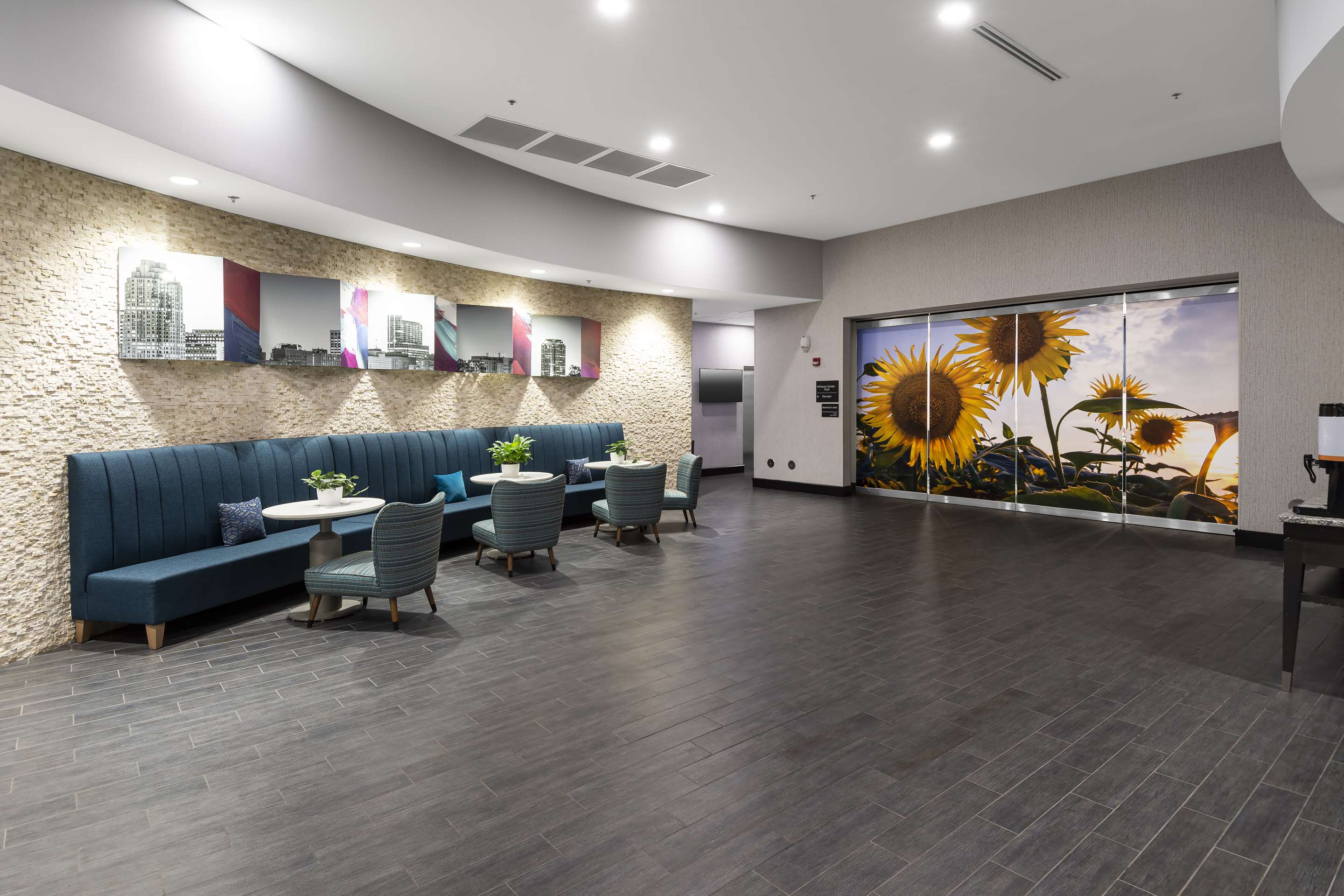 Lobby | Hampton Inn & Suites Raleigh Downtown