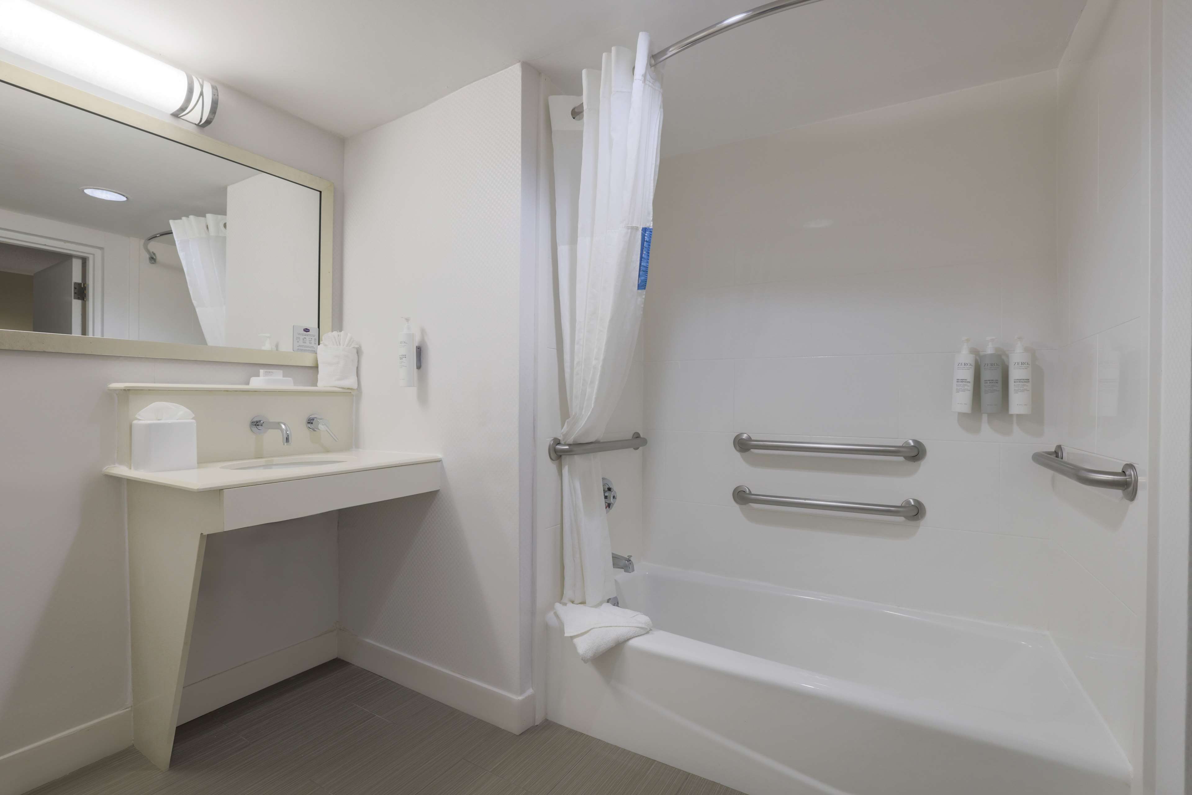 HAMPTON INN RALEIGH GARNER Room Type - 1 KNG ACCESSIBLE TUB NS