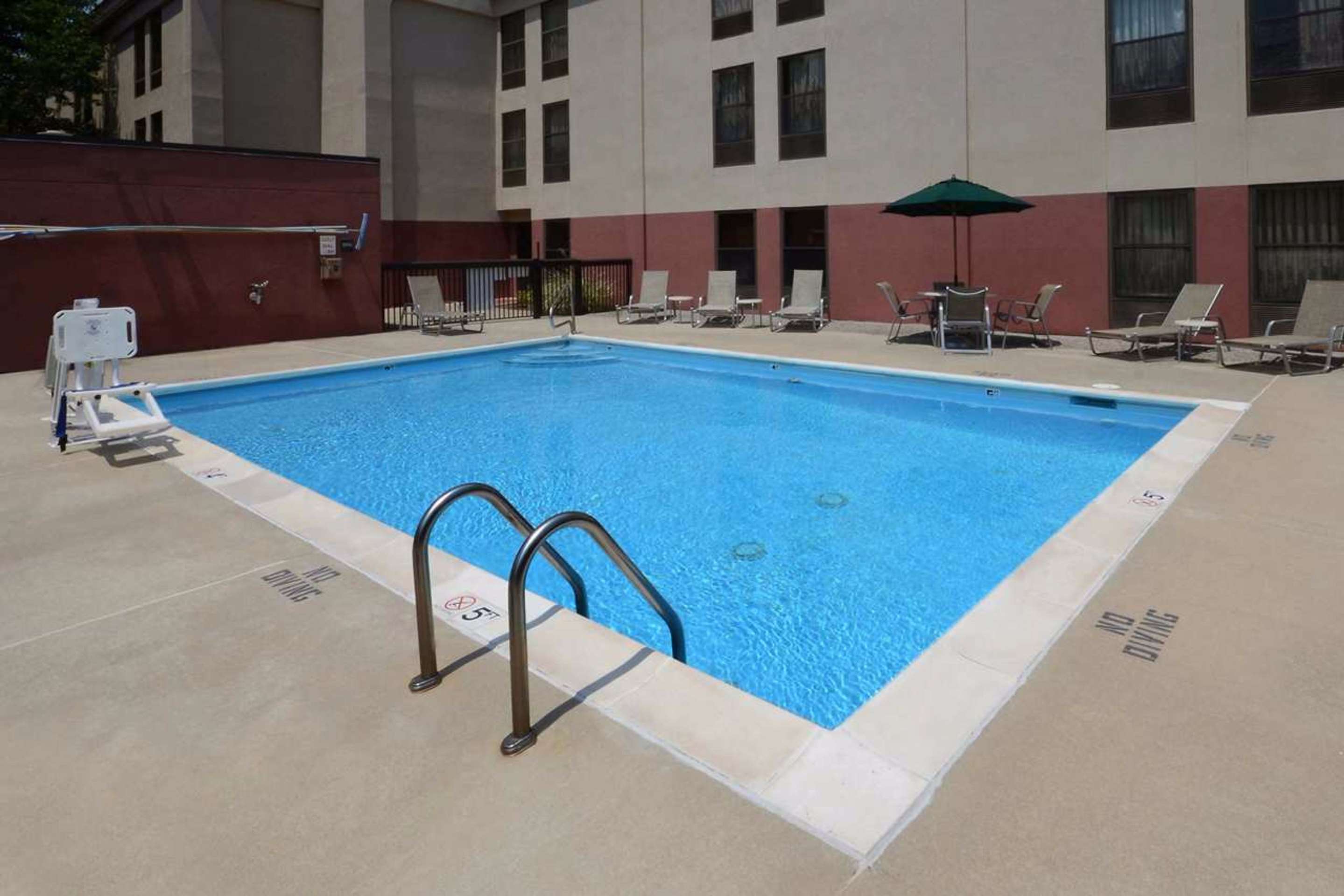 Pool | Hampton Inn Raleigh / Town Of Wake Forest