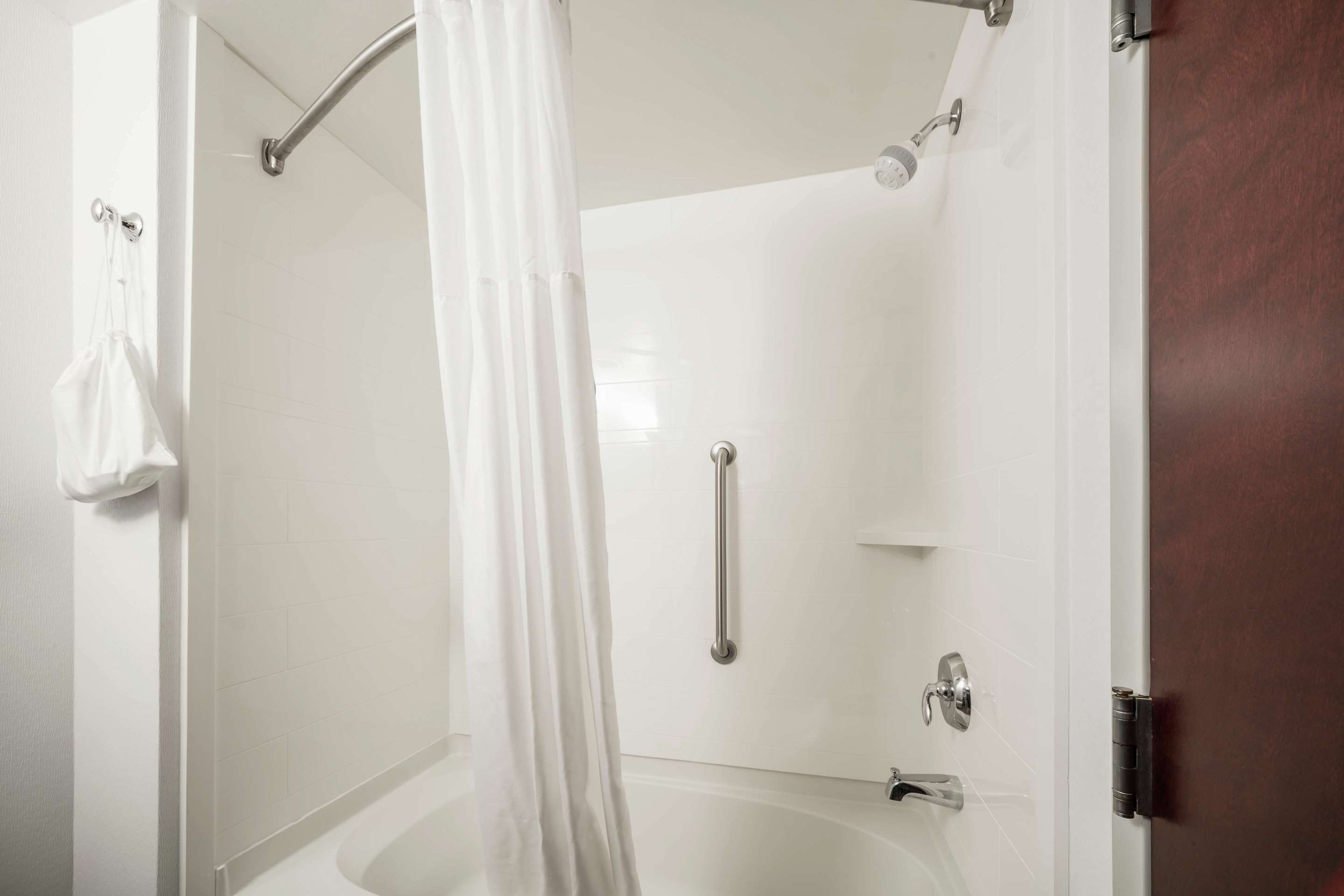 Guest room bath