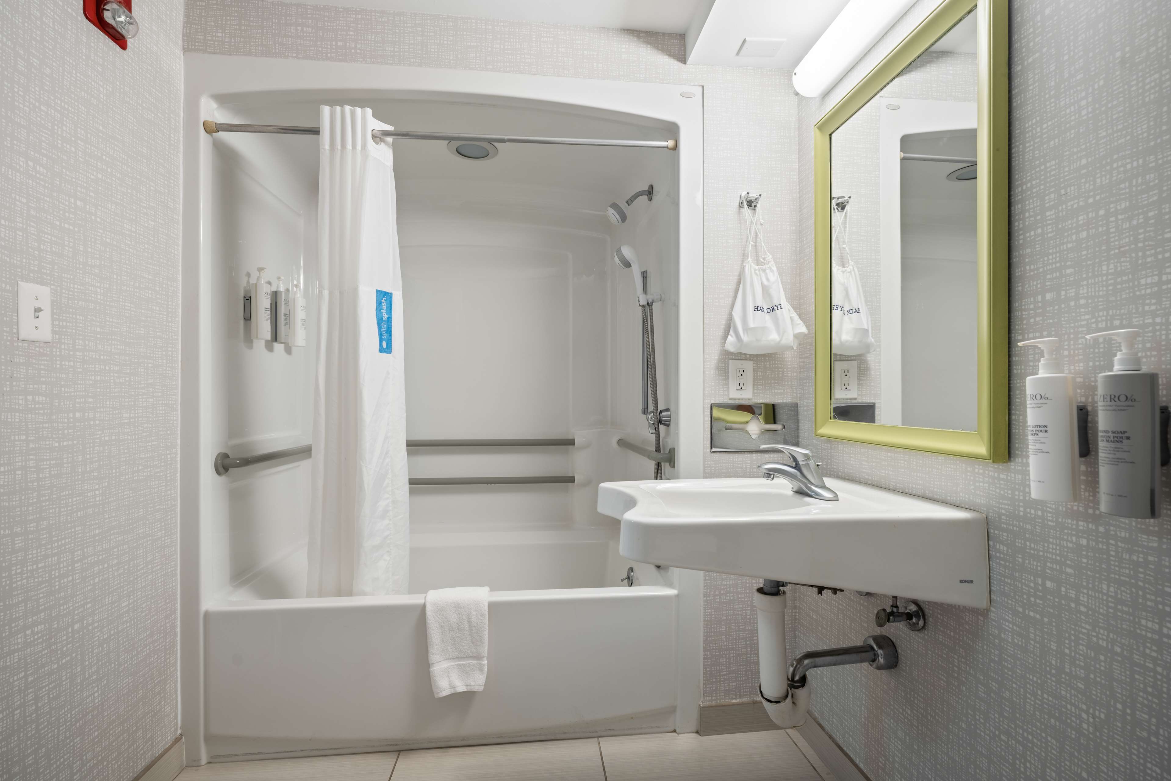 HAMPTON INN RIDGEFIELD PARK NJ Room Type - 1 QN ACCESS TUB NONSMOK