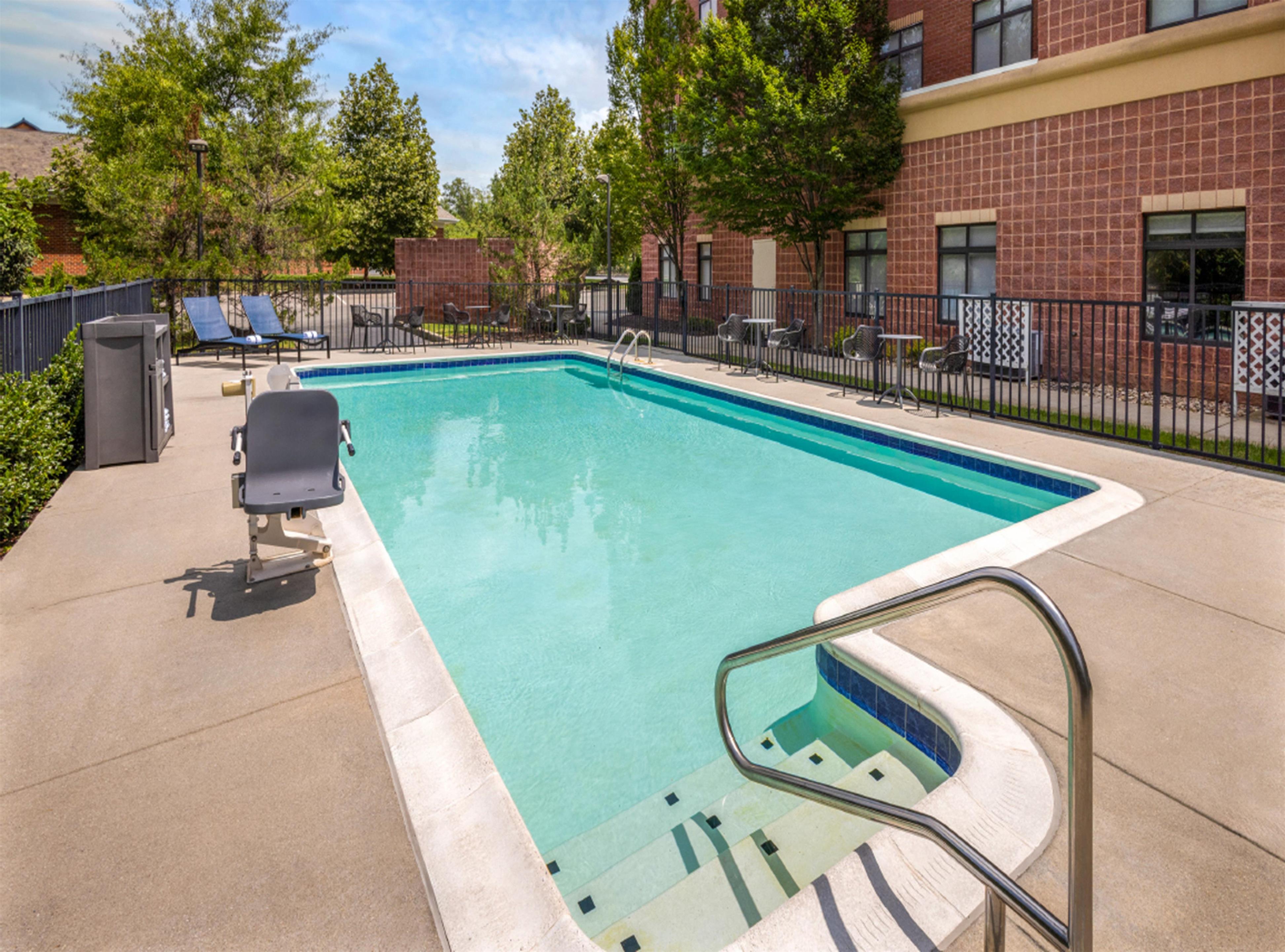 Pool | Hampton Inn & Suites Richmond/Glenside