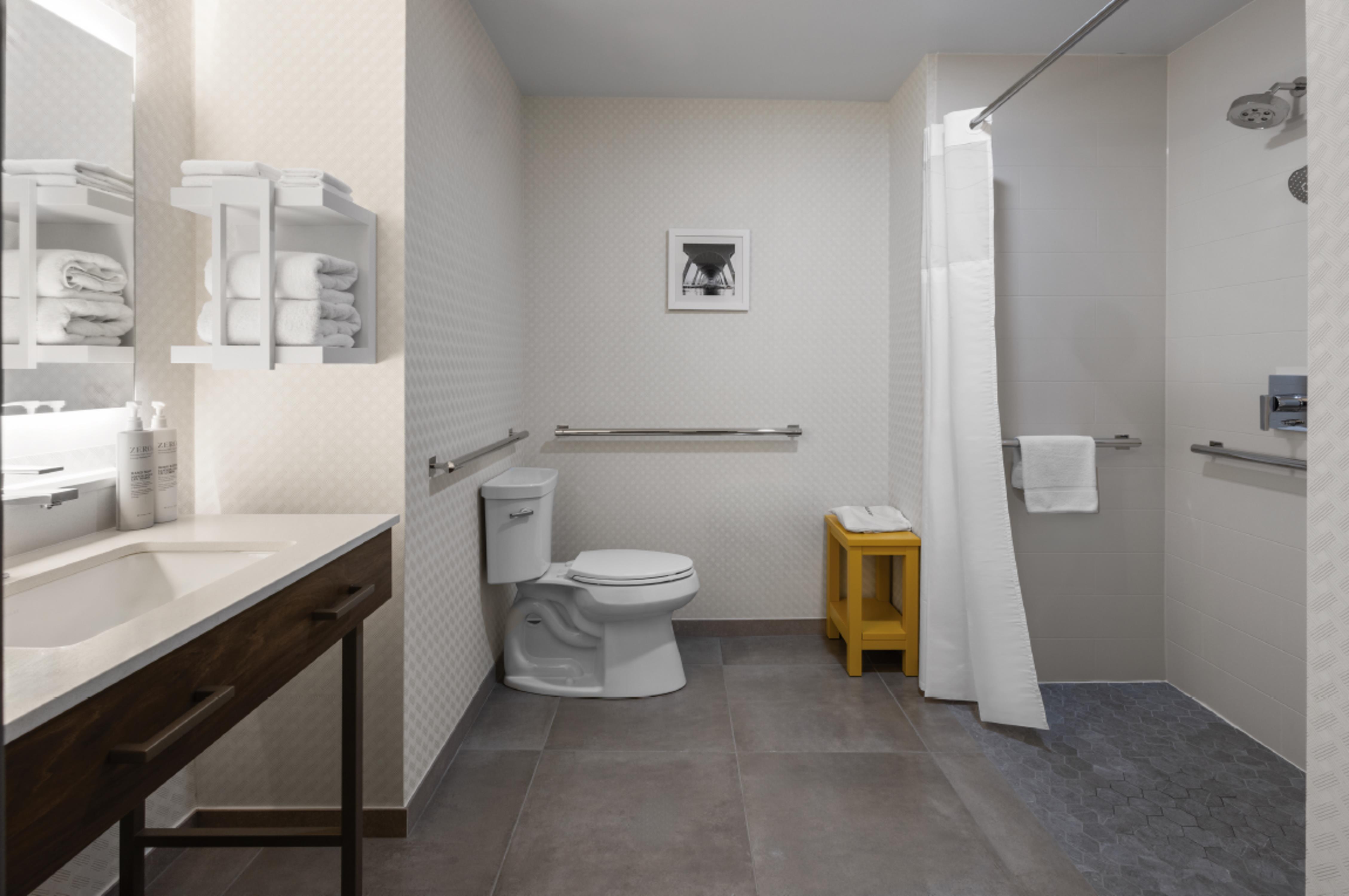 Hampton Inn and Suites Richmond/Glenside Room Type - 1 KING ACC W TUB NON SMOK