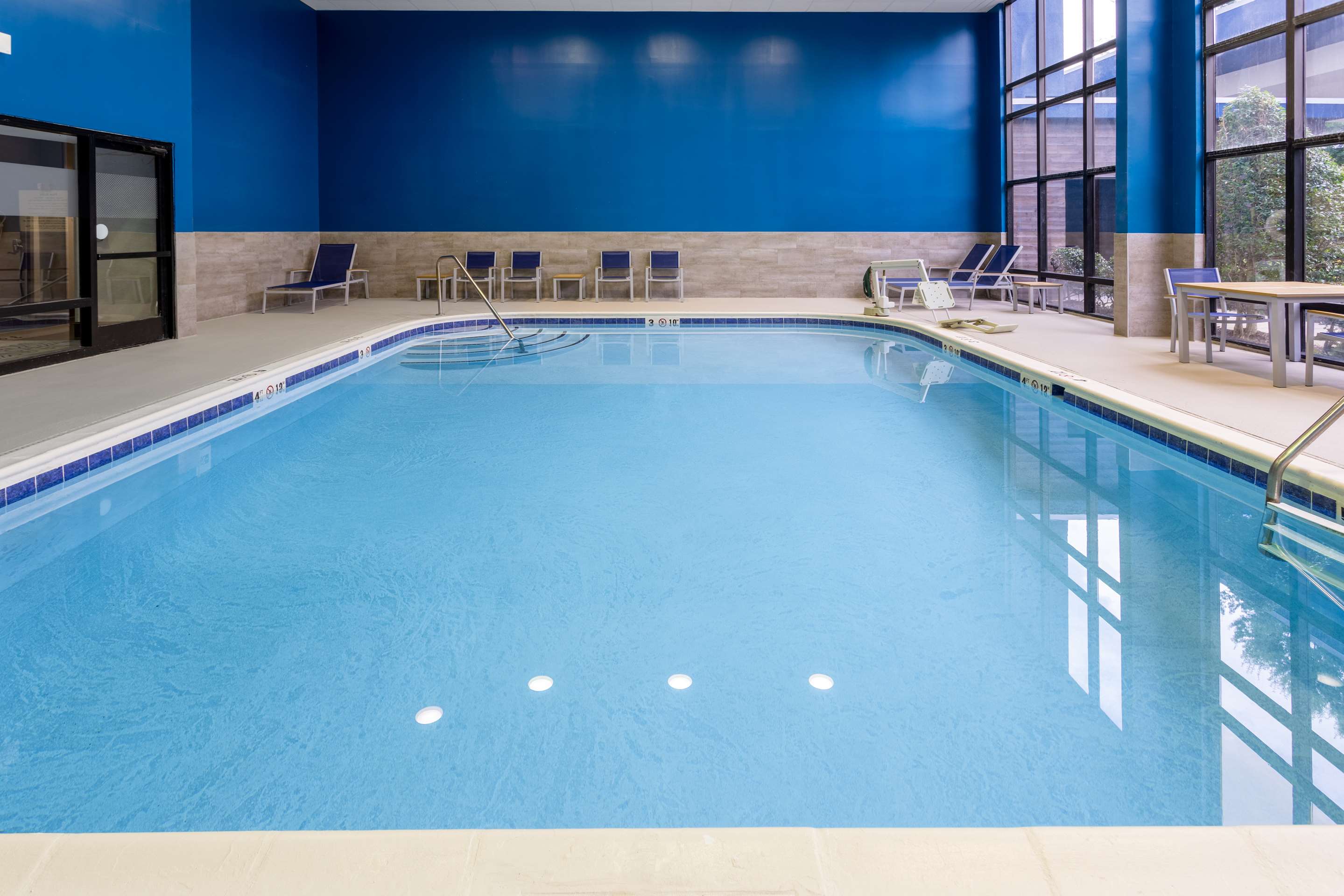 Pool | Hampton Inn Richmond-SW Hull Street