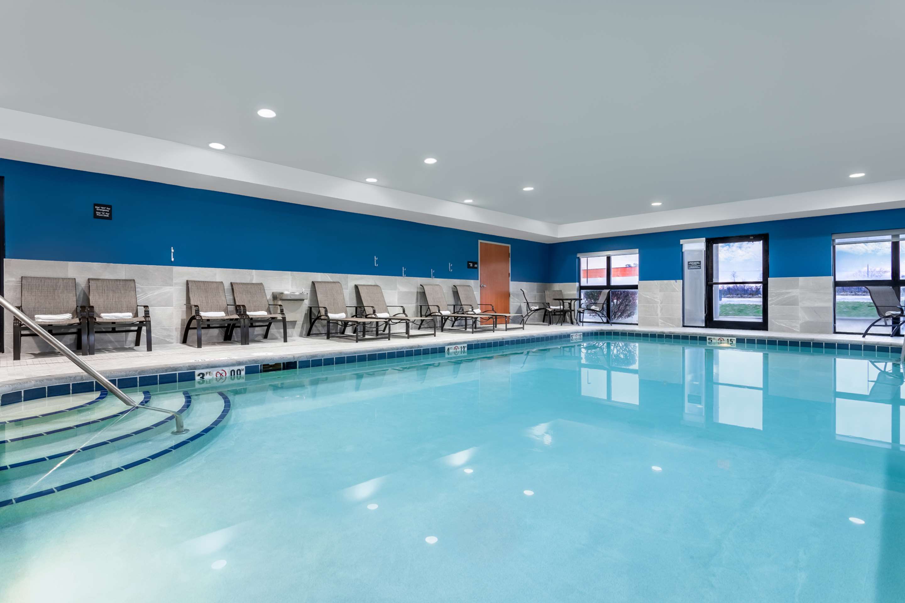 Pool | Hampton Inn & Suites Richmond, IN