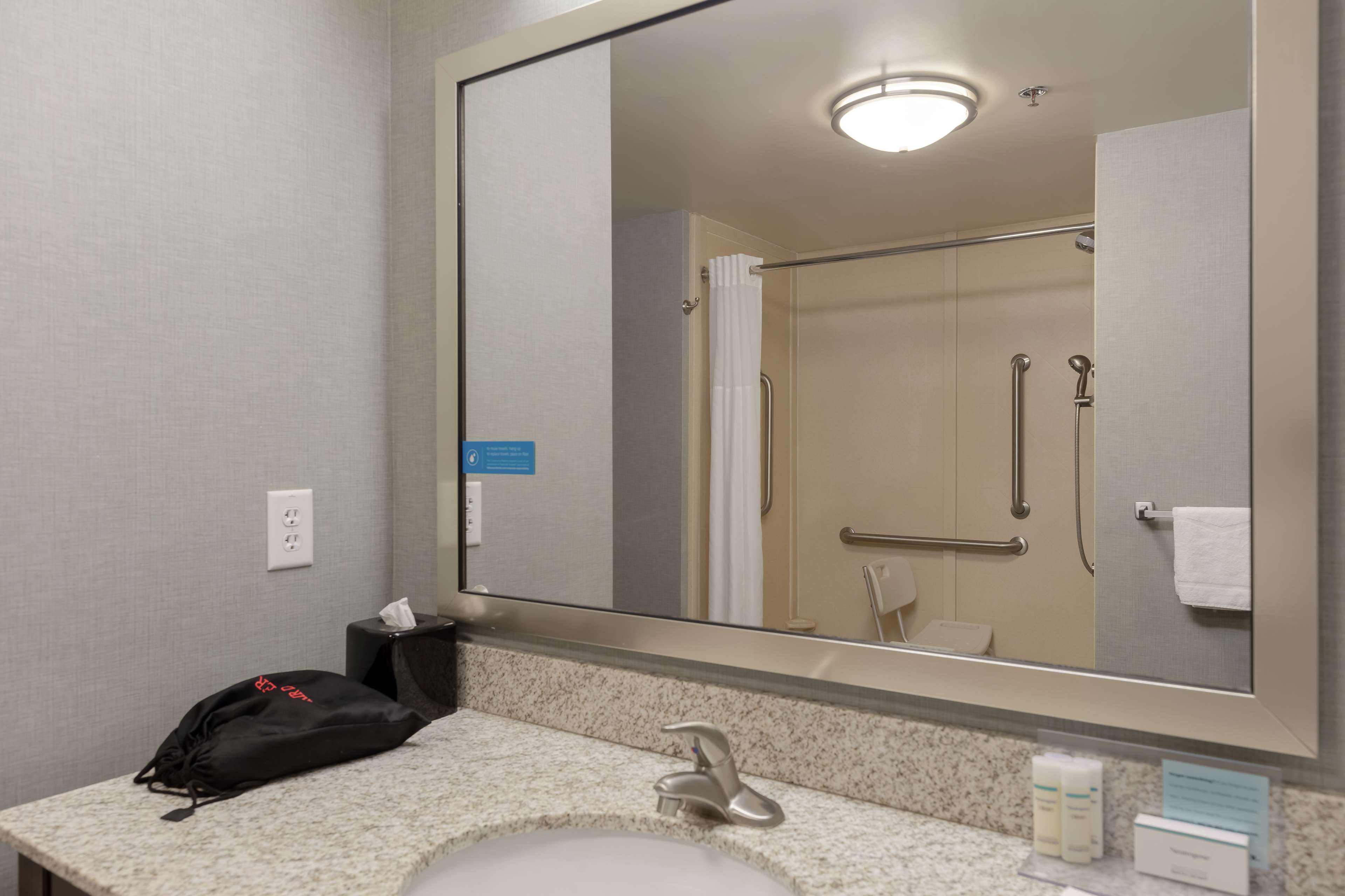 Hampton Inn & Suites Adairsville-Calhoun Area, GA Room Type - 2QN MOB HEARING ACC TUB NS