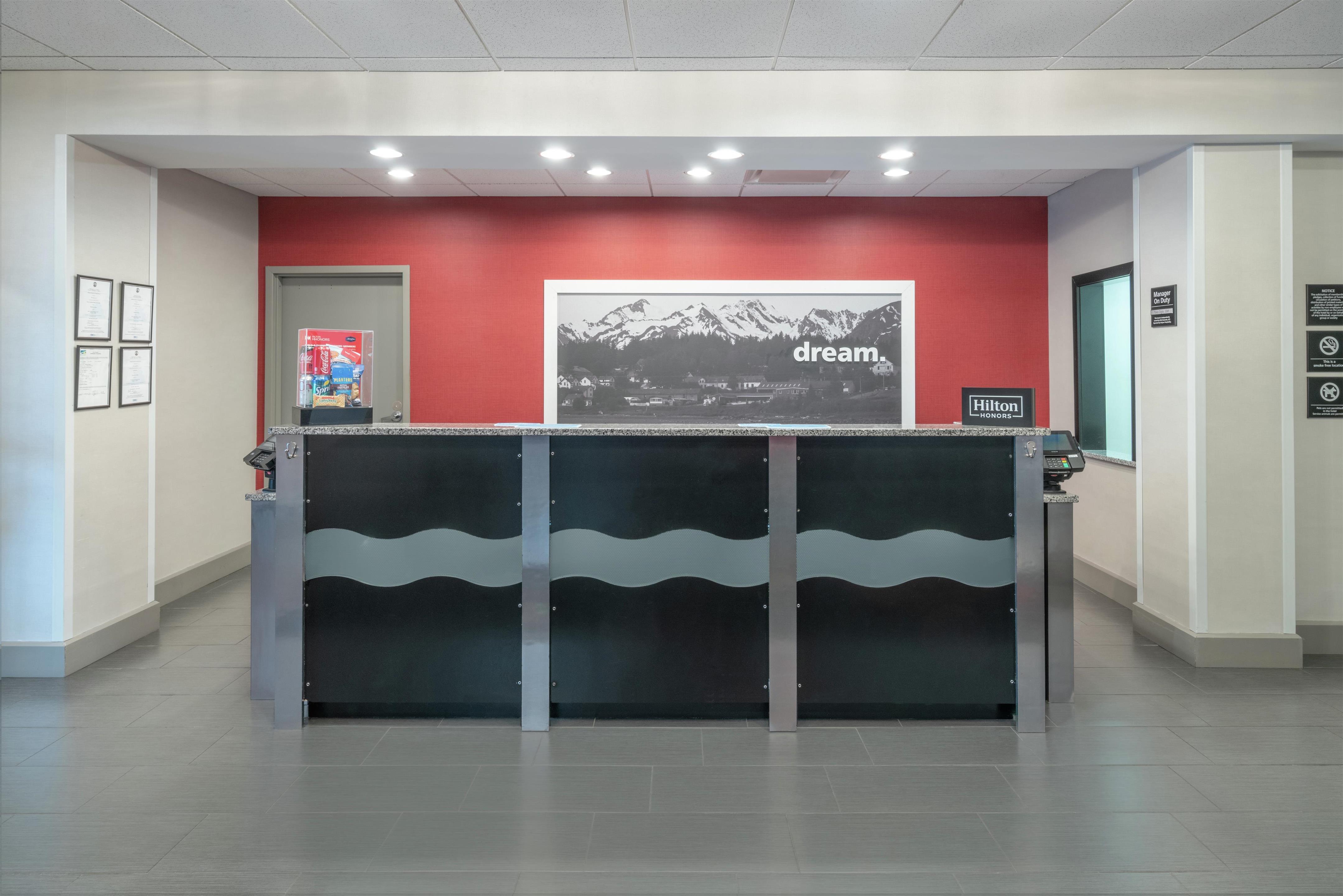 Reception | Hampton Inn & Suites Roanoke Airport