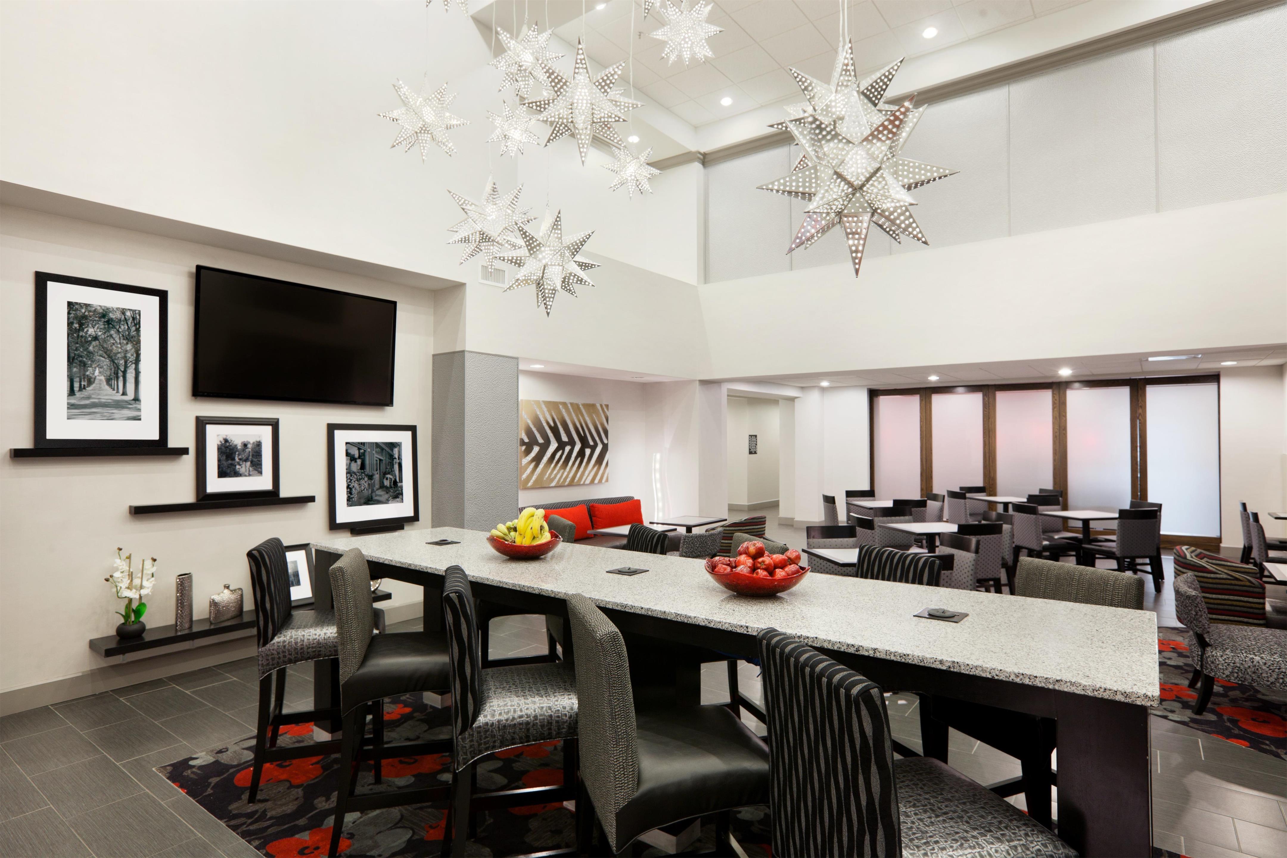 Reception | Hampton Inn & Suites Roanoke Airport
