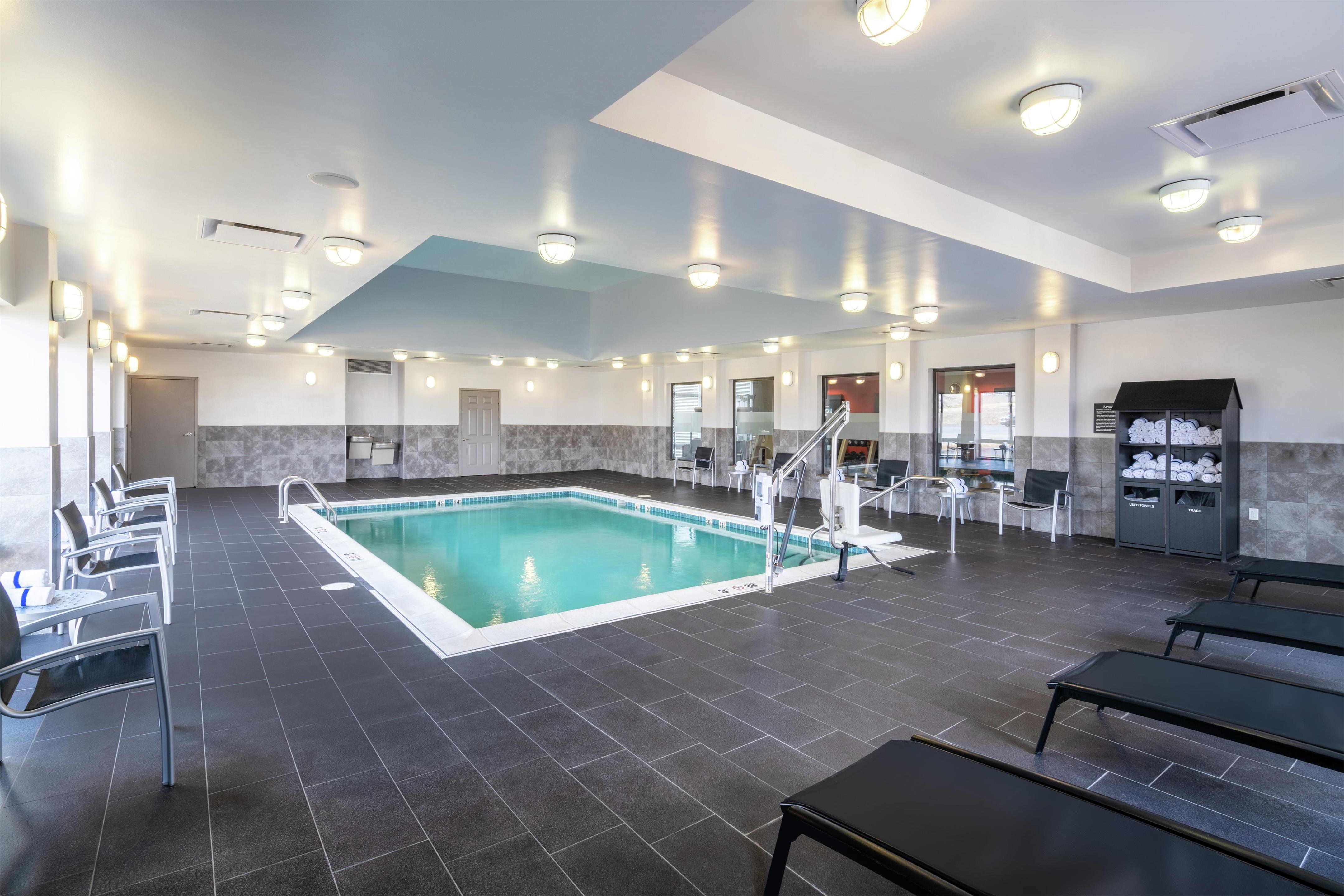 Pool | Hampton Inn & Suites Roanoke Airport