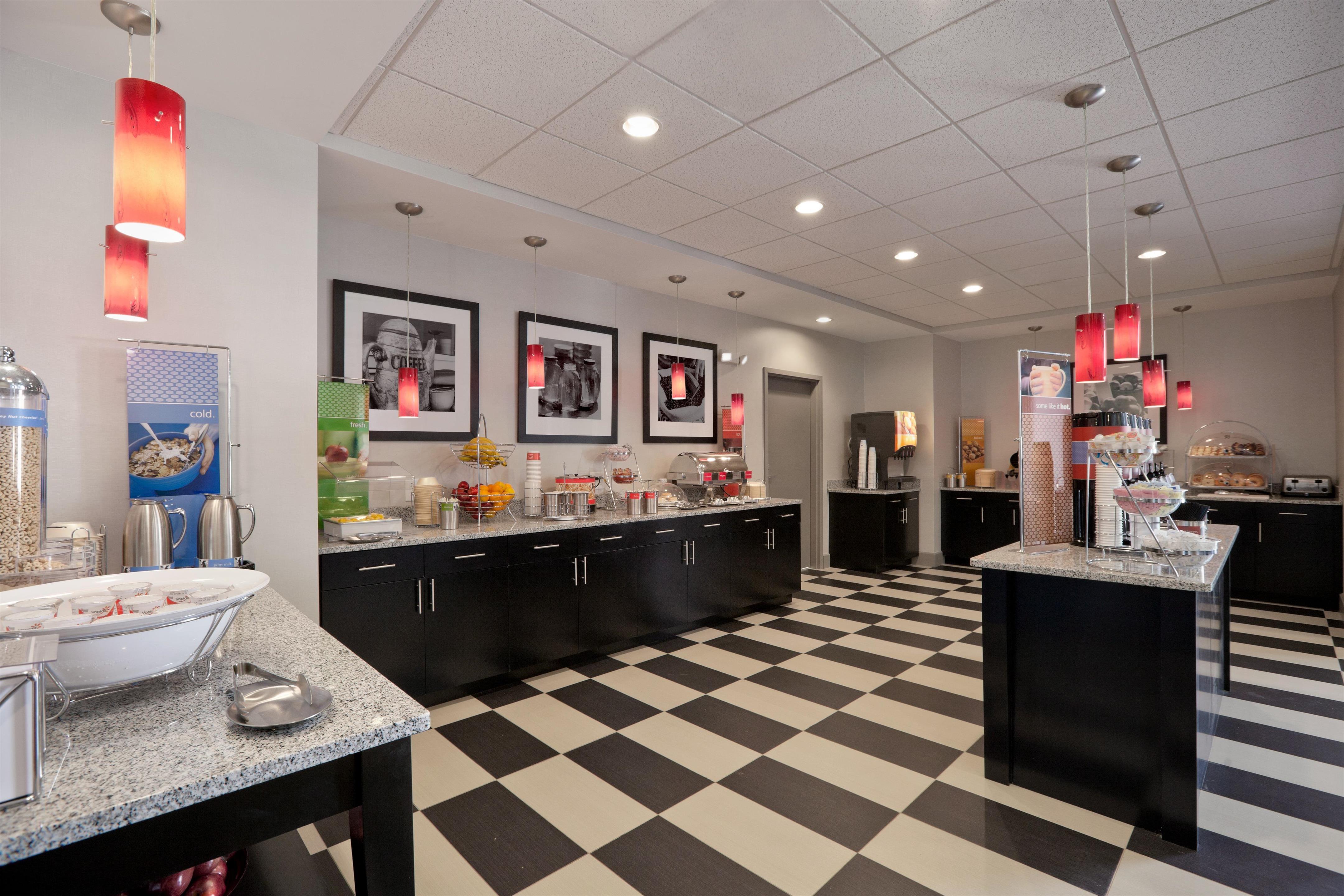 Restaurant | Hampton Inn & Suites Roanoke Airport