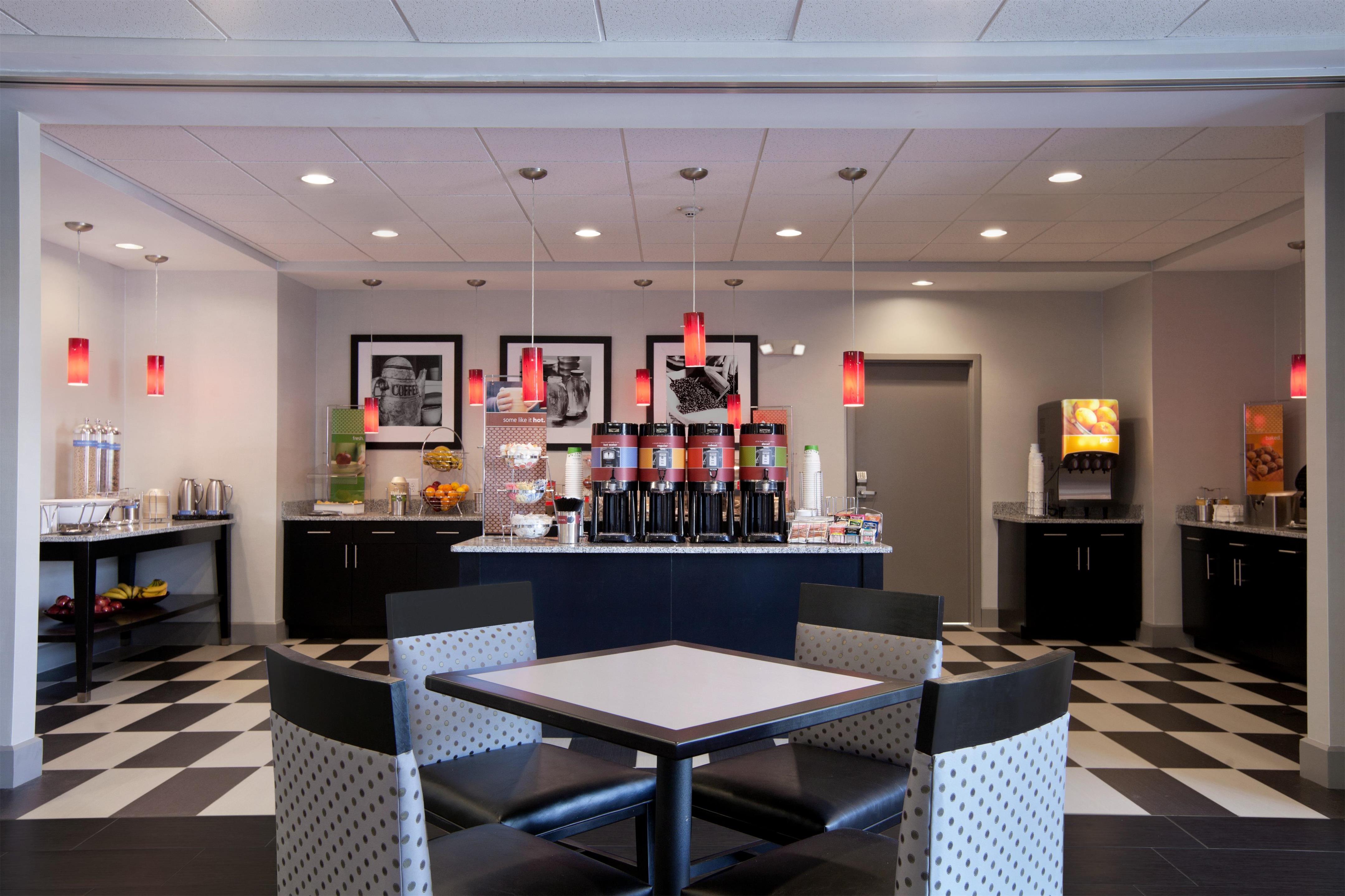 Restaurant | Hampton Inn & Suites Roanoke Airport