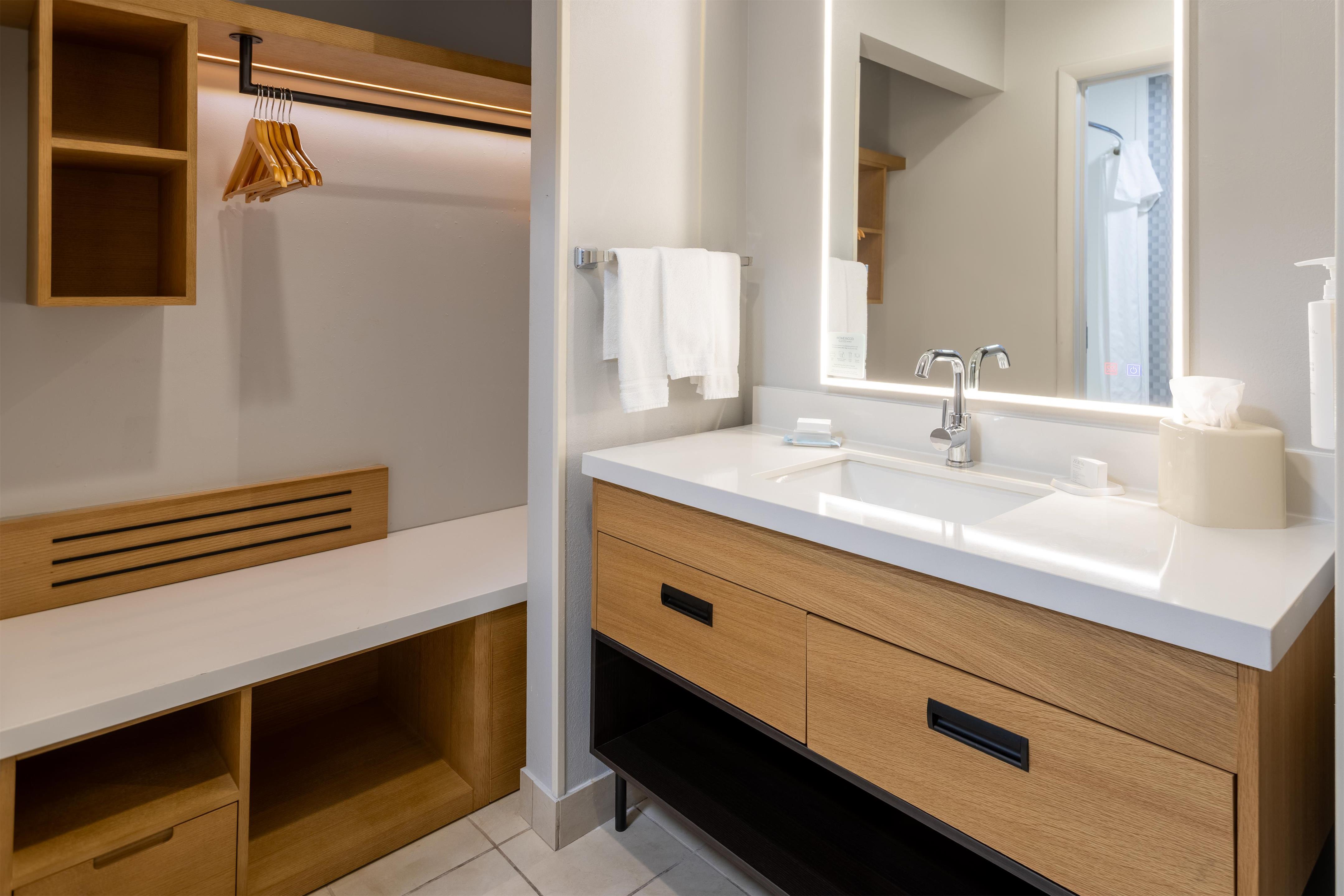 Guest room bath