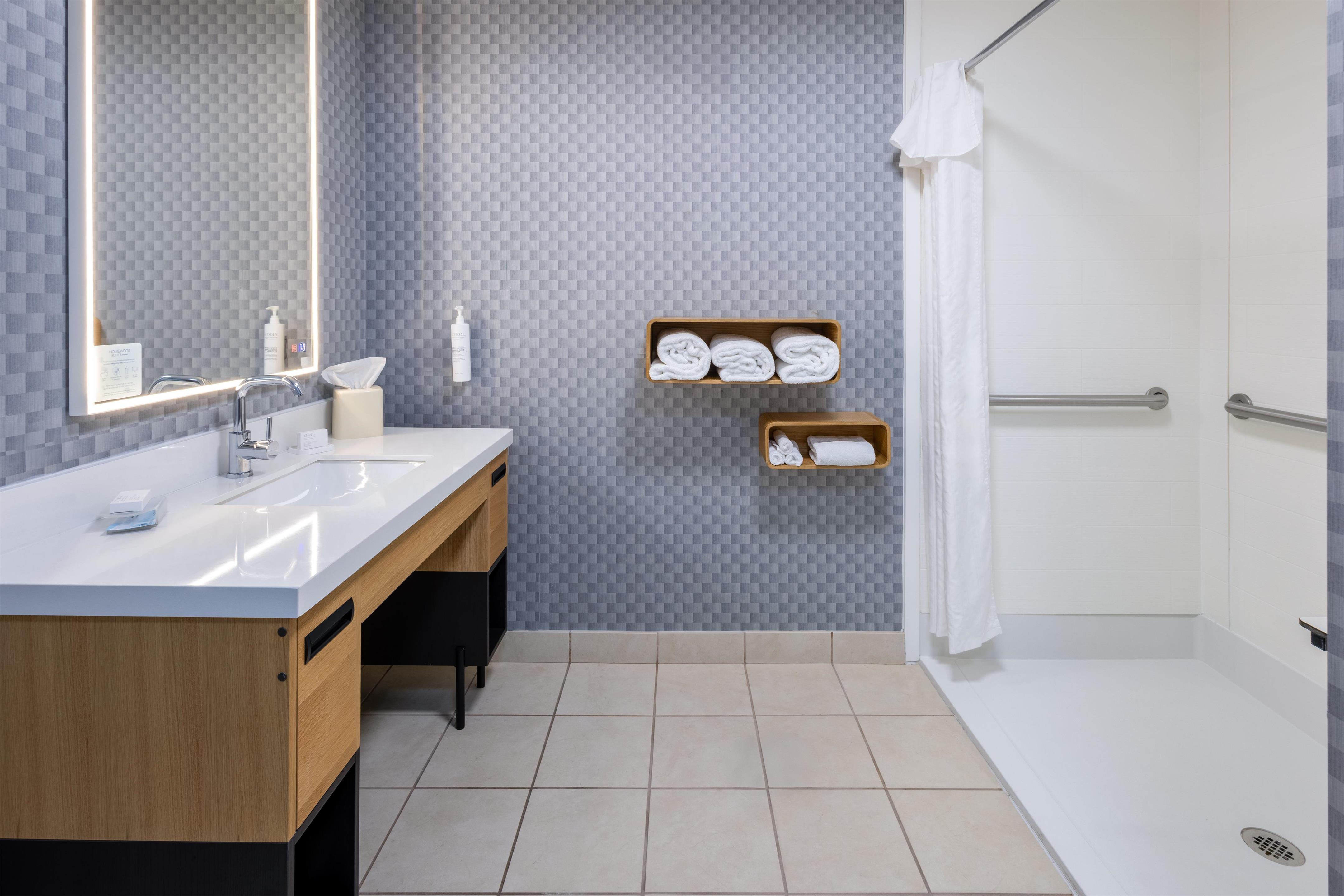 Guest room bath