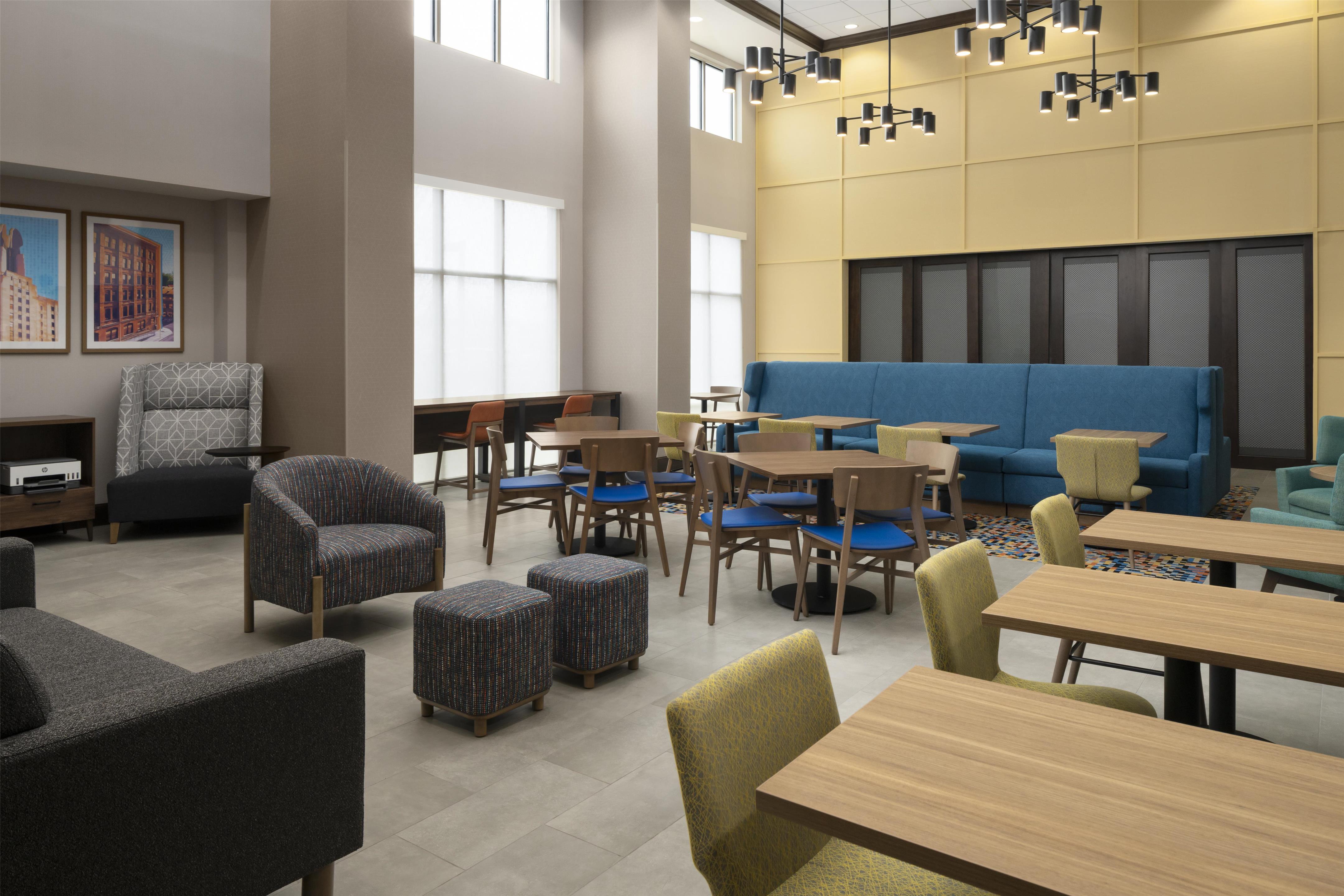 Lobby | Hampton Inn & Suites Rochester/Henrietta