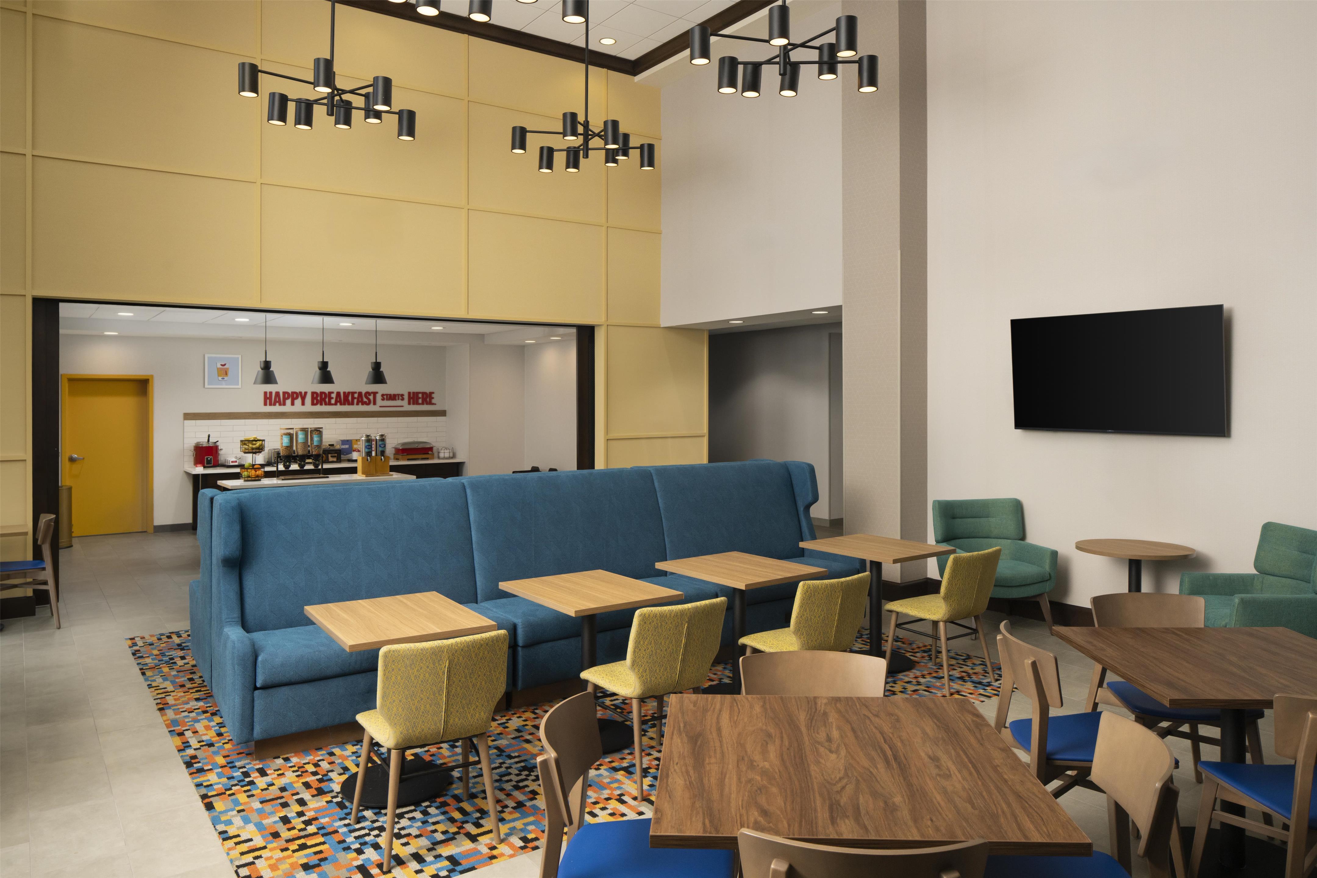 Breakfast Area | Hampton Inn & Suites Rochester/Henrietta