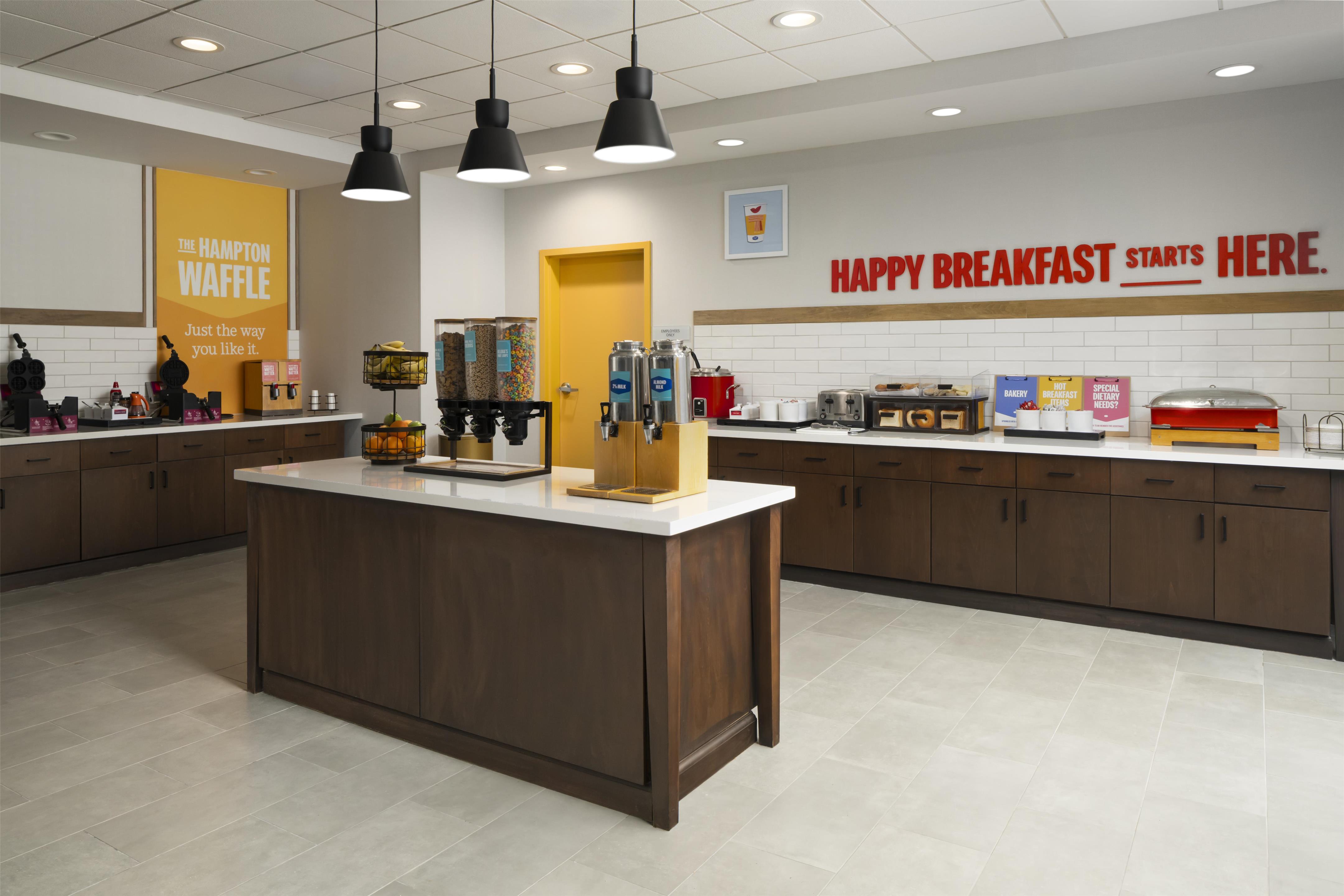 Breakfast Area | Hampton Inn & Suites Rochester/Henrietta