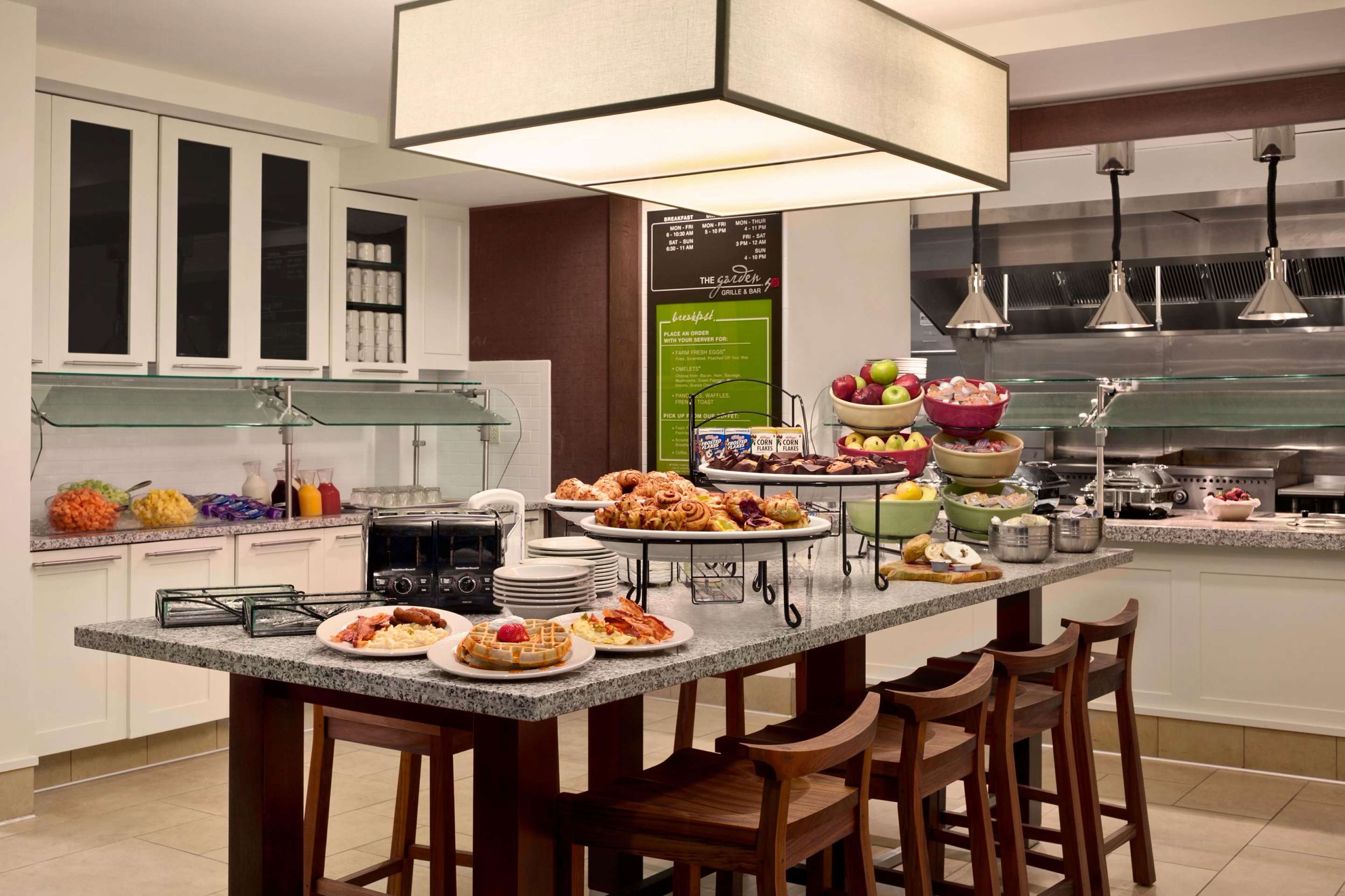 Breakfast Area | Hilton Garden Inn Rochester/Pittsford
