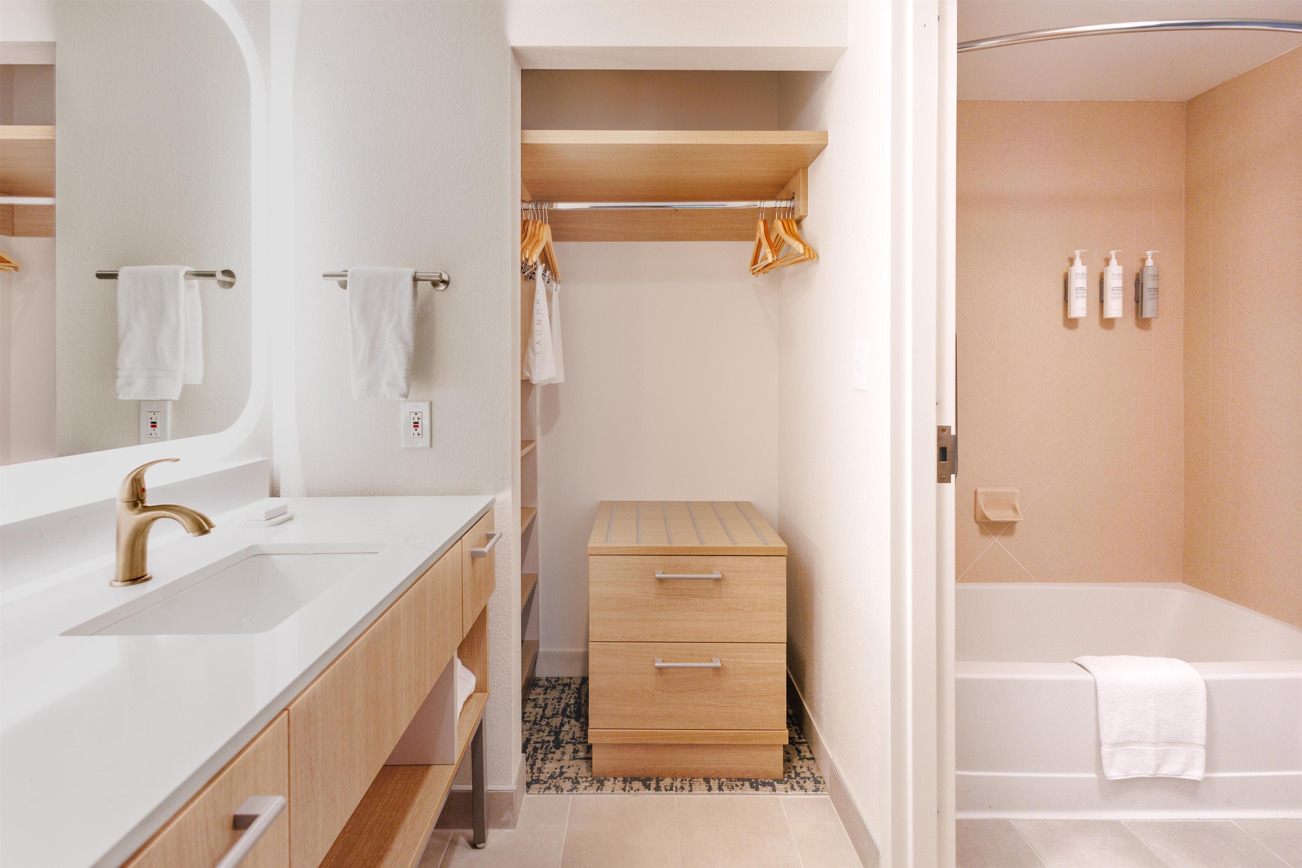Guest room bath