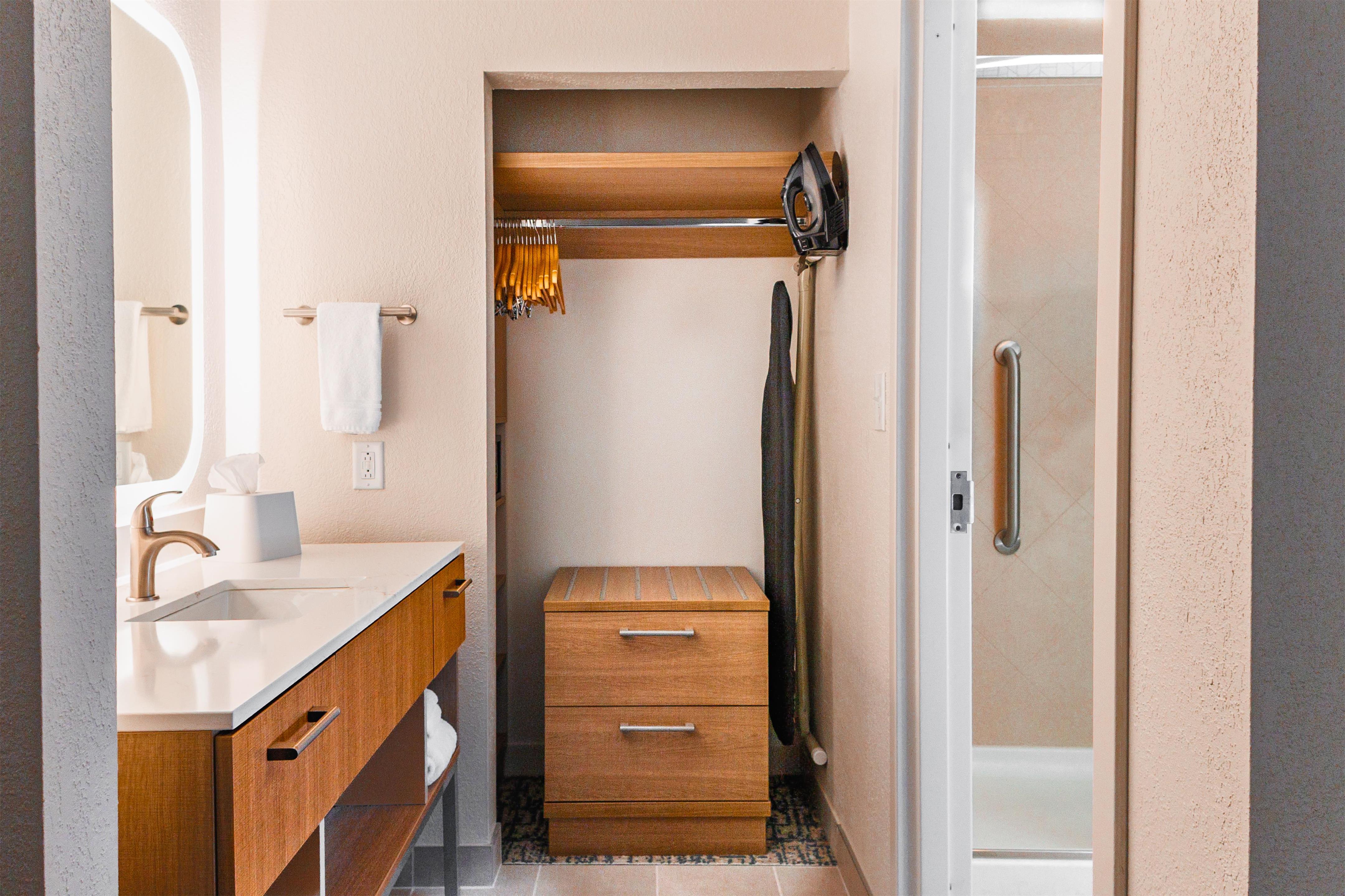 Guest room bath