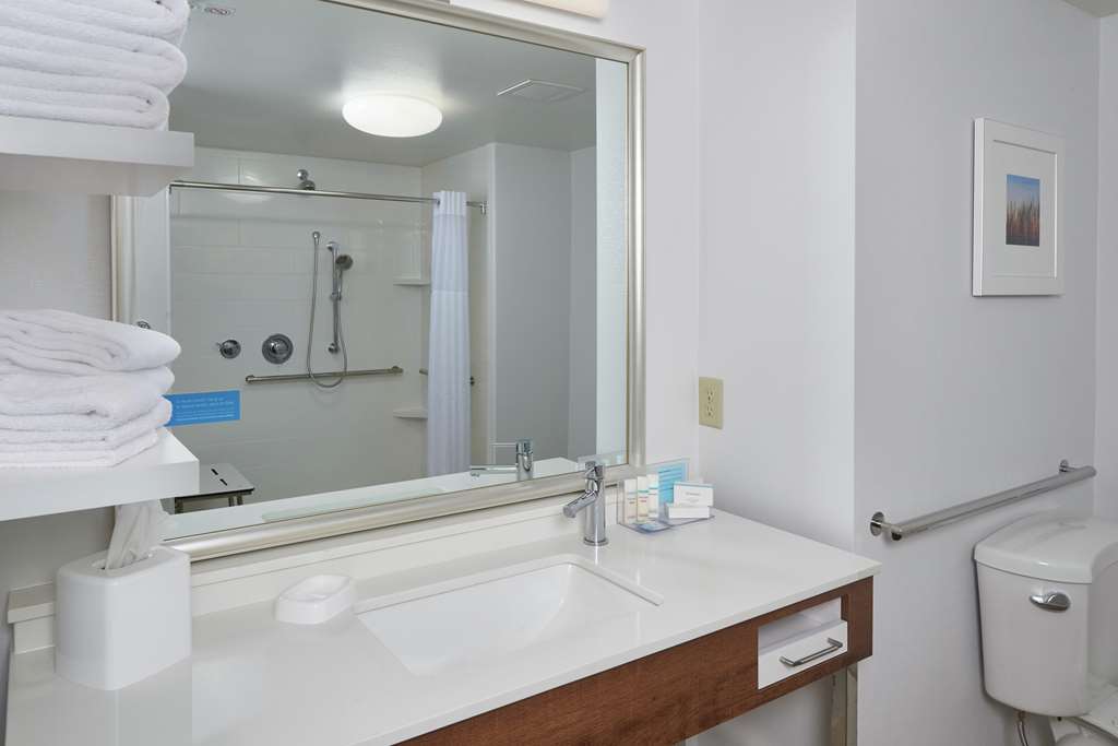 Hampton Inn & Suites by Hilton Rogers Room Type - 2 QNS ACC ROLLIN SHWR NS