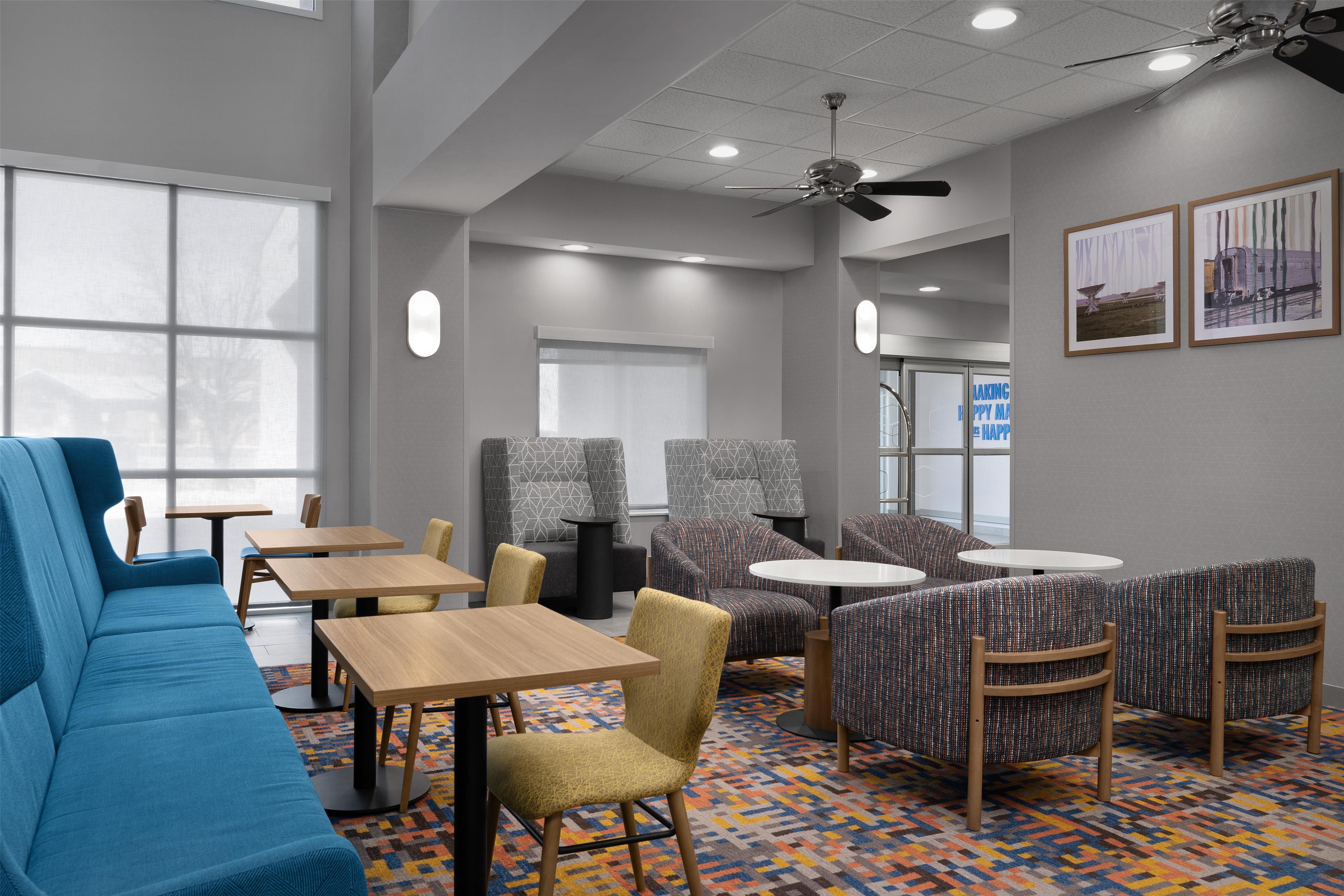 Lobby | Hampton Inn & Suites Roswell