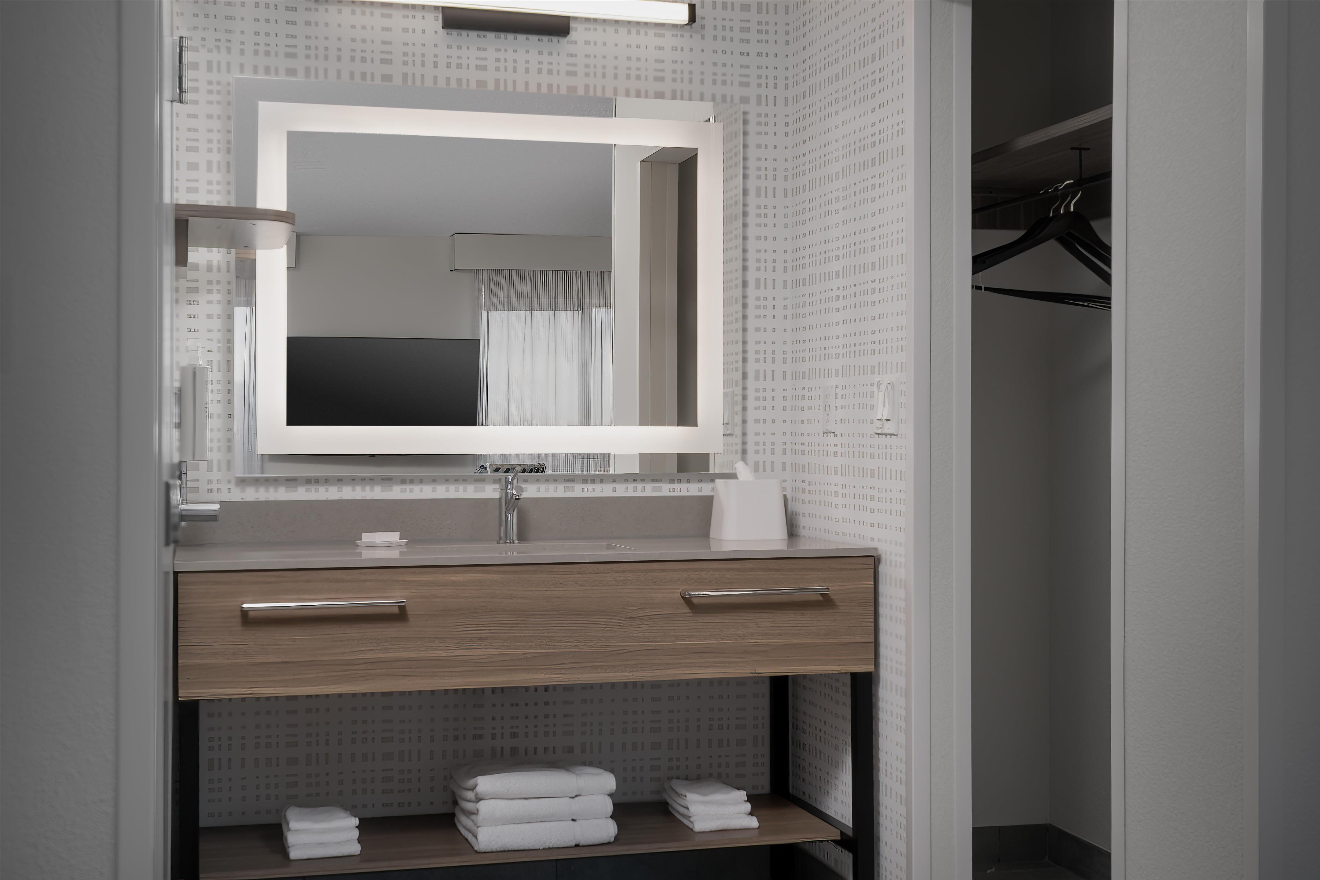Guest room bath