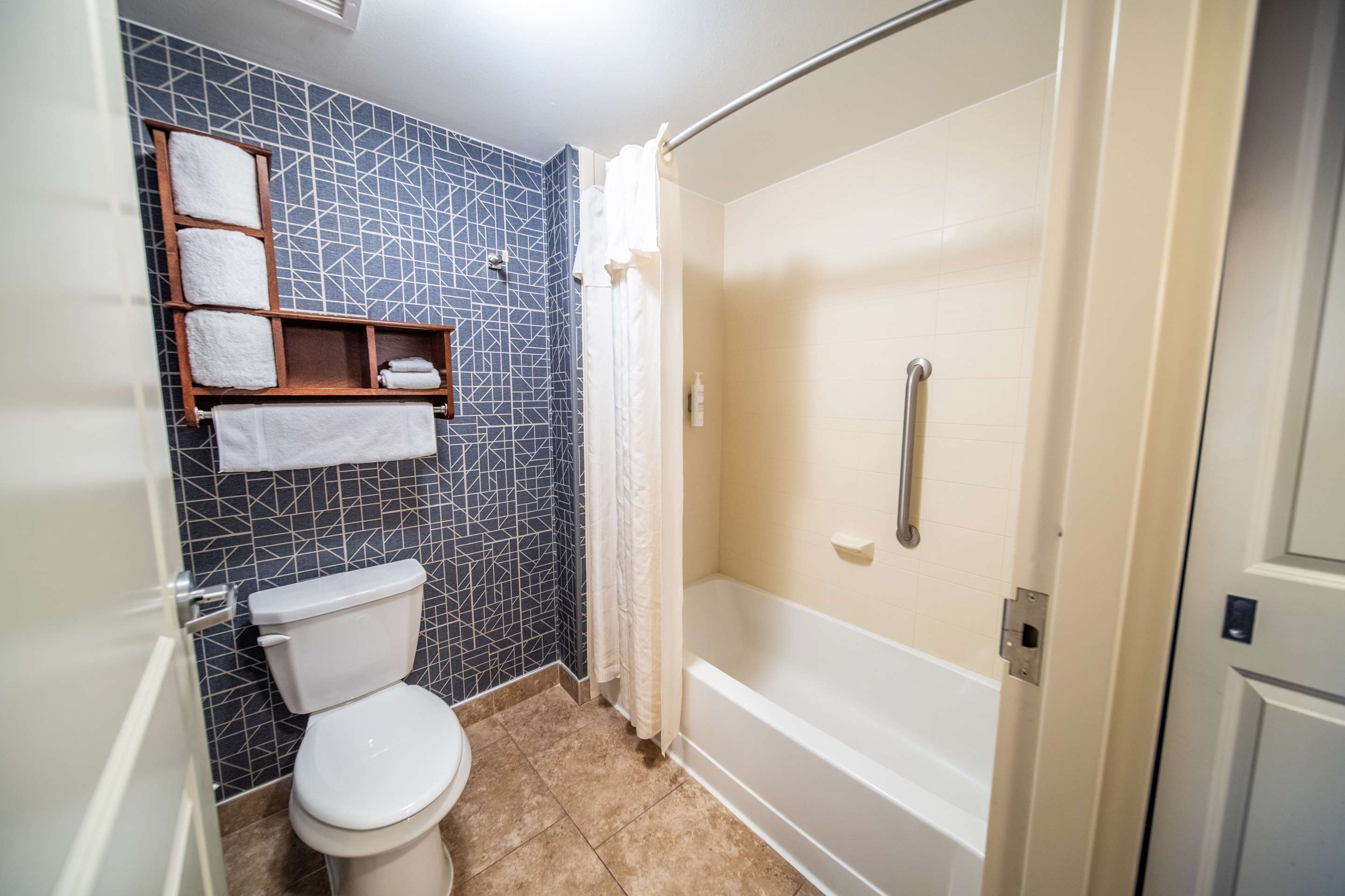 Guest room bath