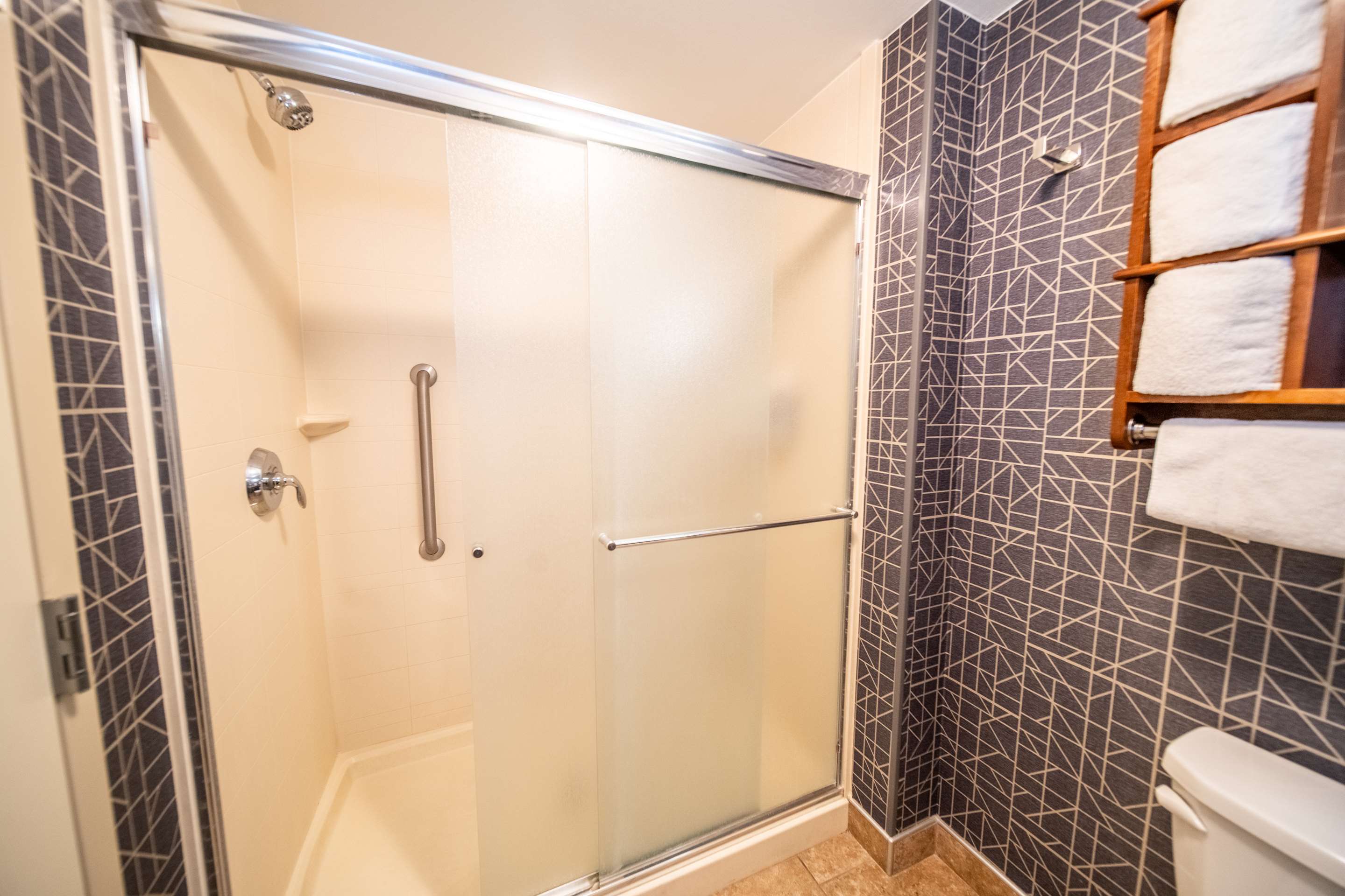 Guest room bath