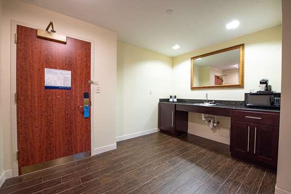  - Hampton Inn & Suites Rockville Centre
