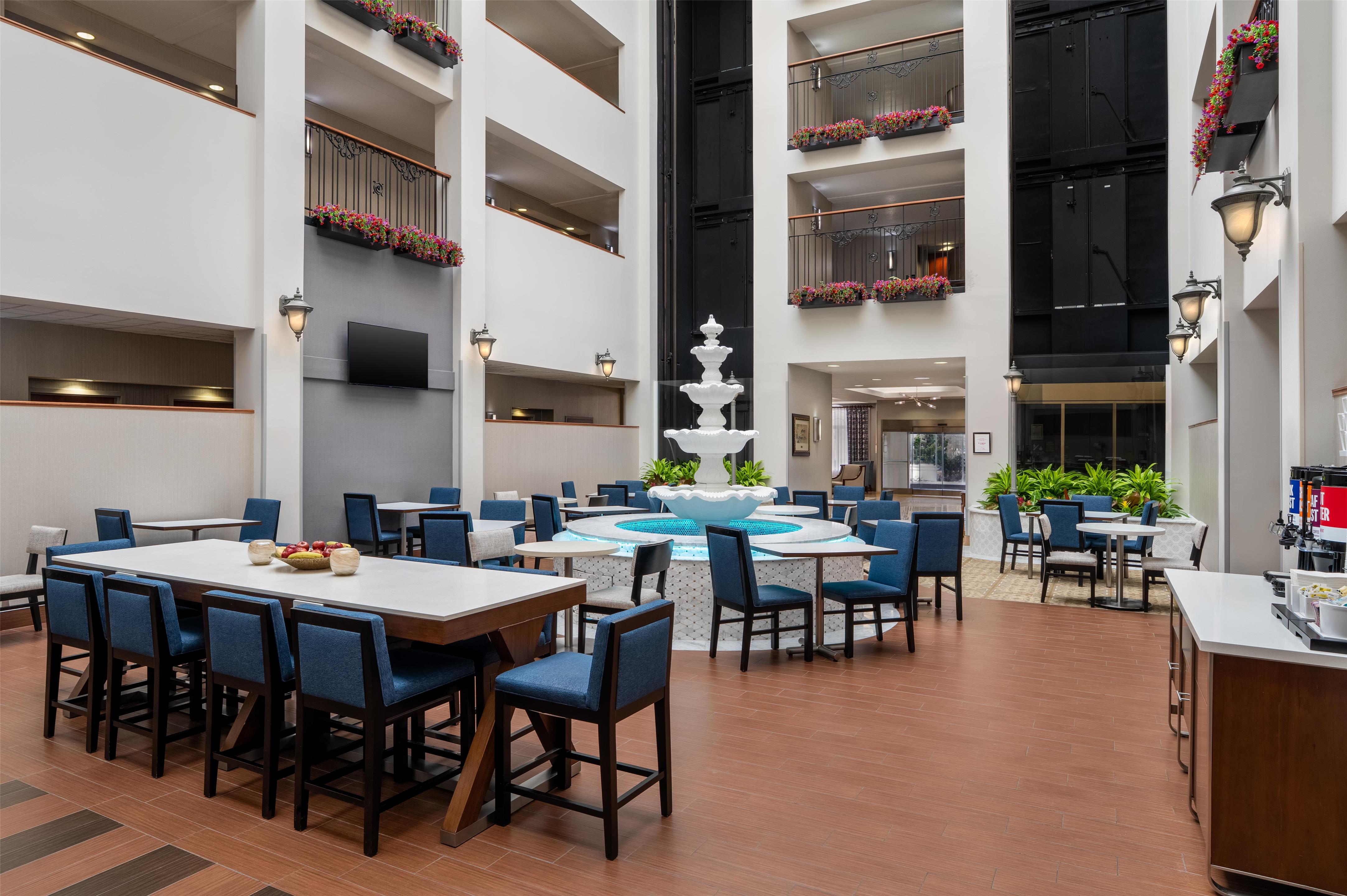 Lobby | Hampton Inn & Suites Rockville Centre