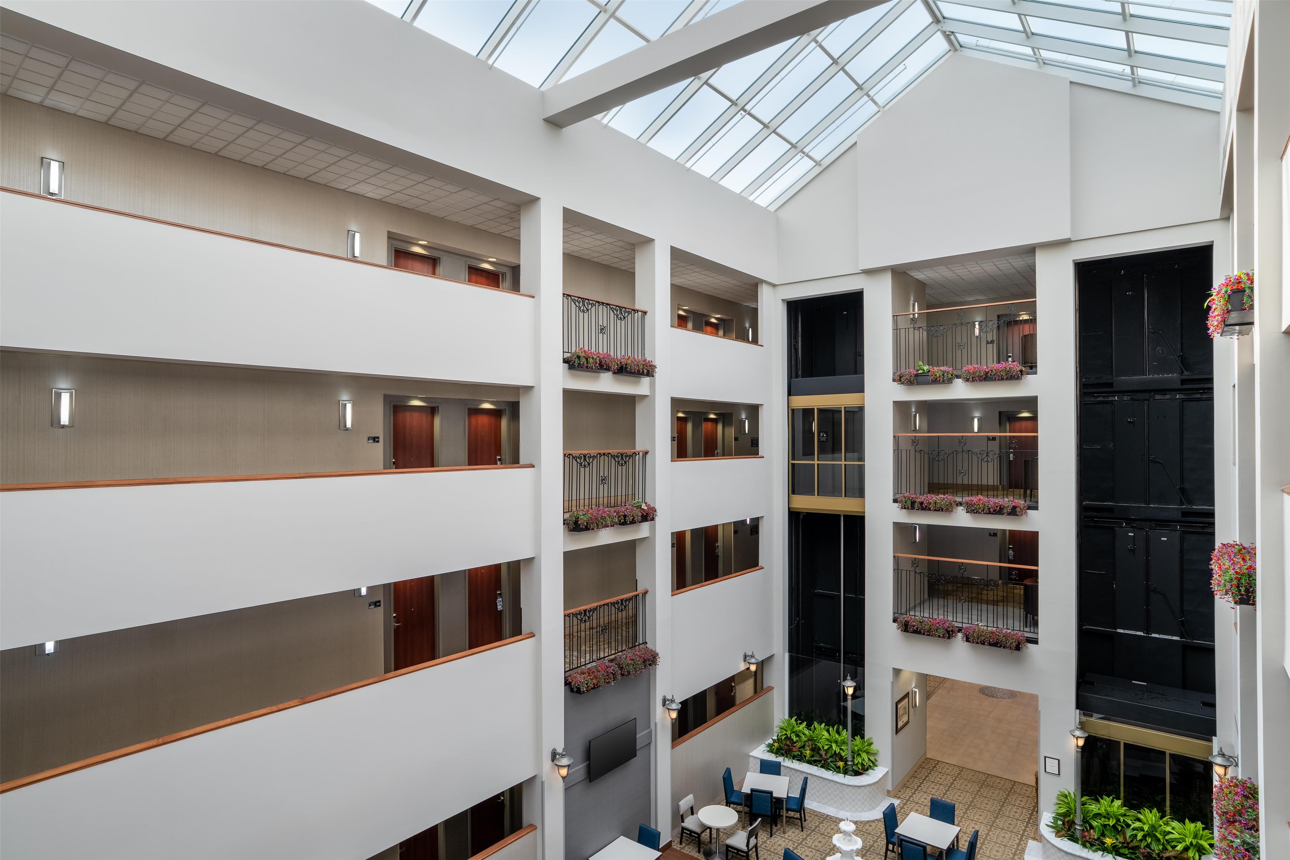 Lobby | Hampton Inn & Suites Rockville Centre