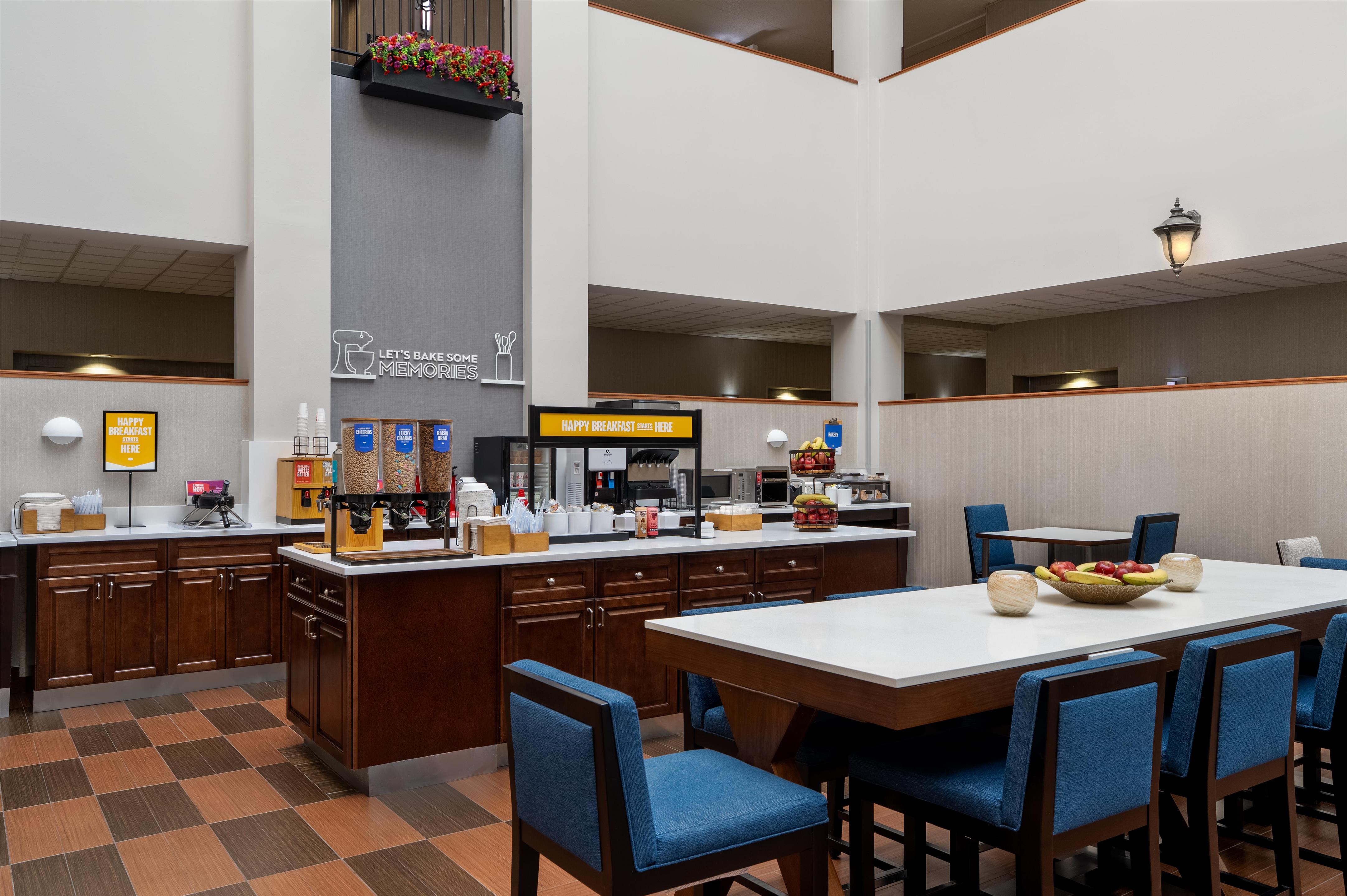 Breakfast Area | Hampton Inn & Suites Rockville Centre