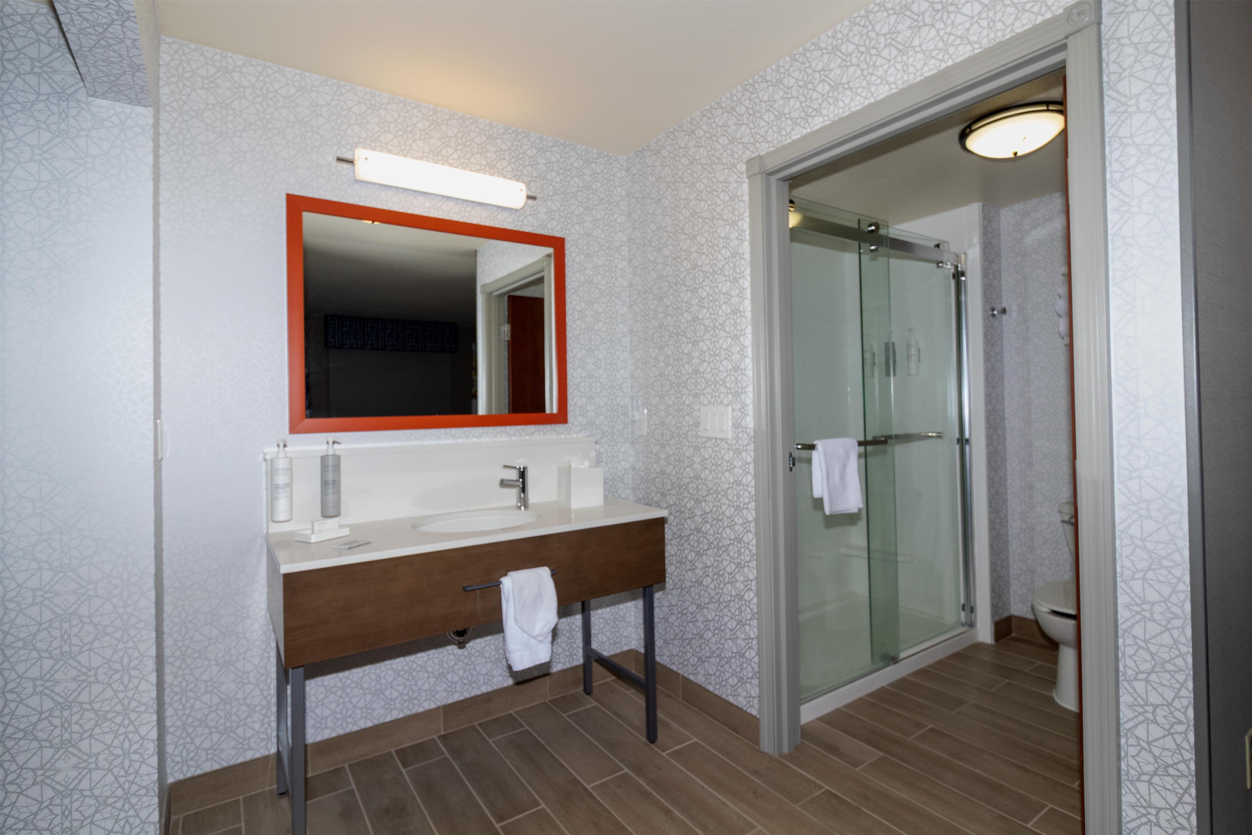 Guest room bath