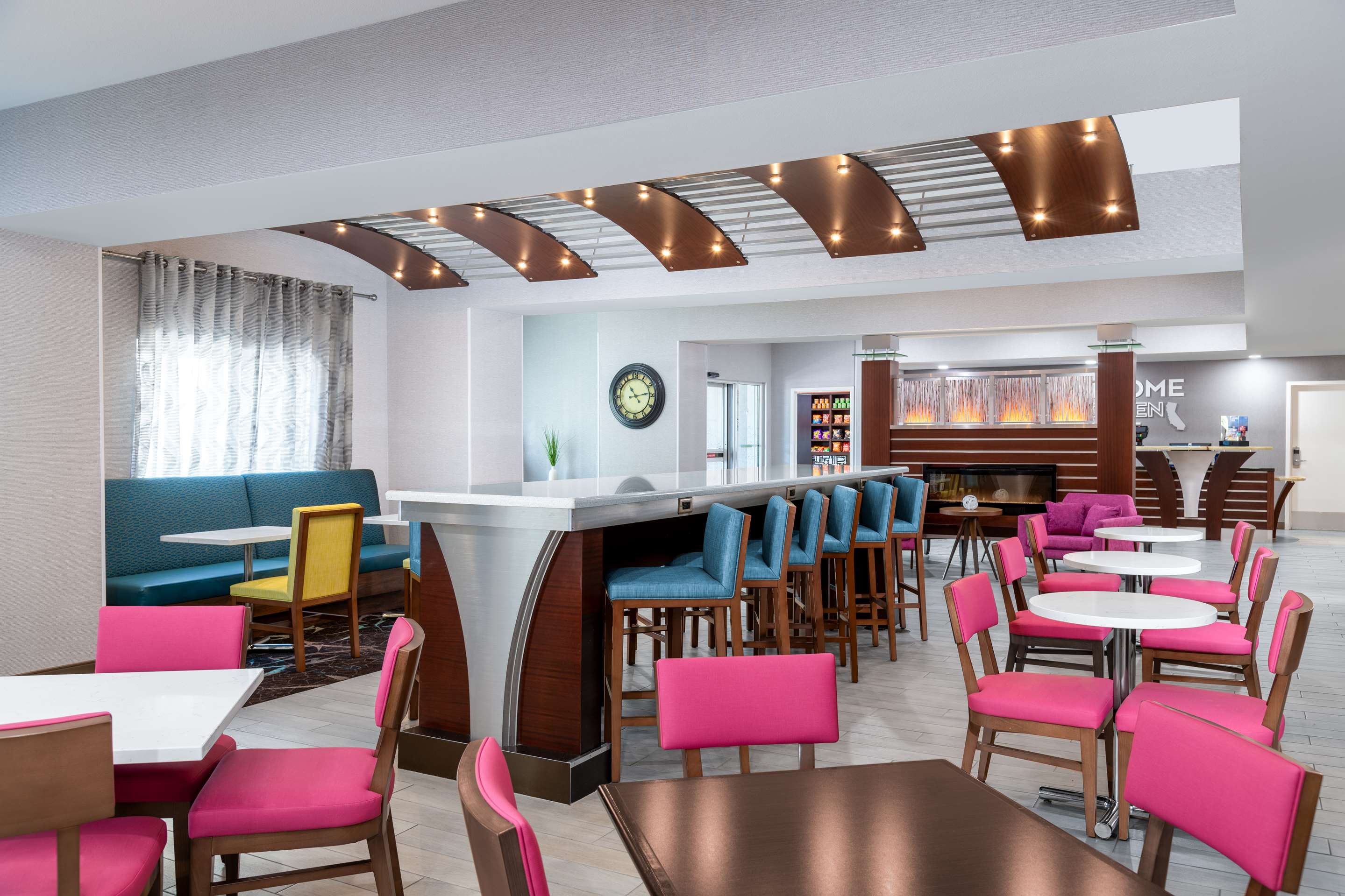 Breakfast Area | Hampton Inn & Suites Sacramento-Cal Expo