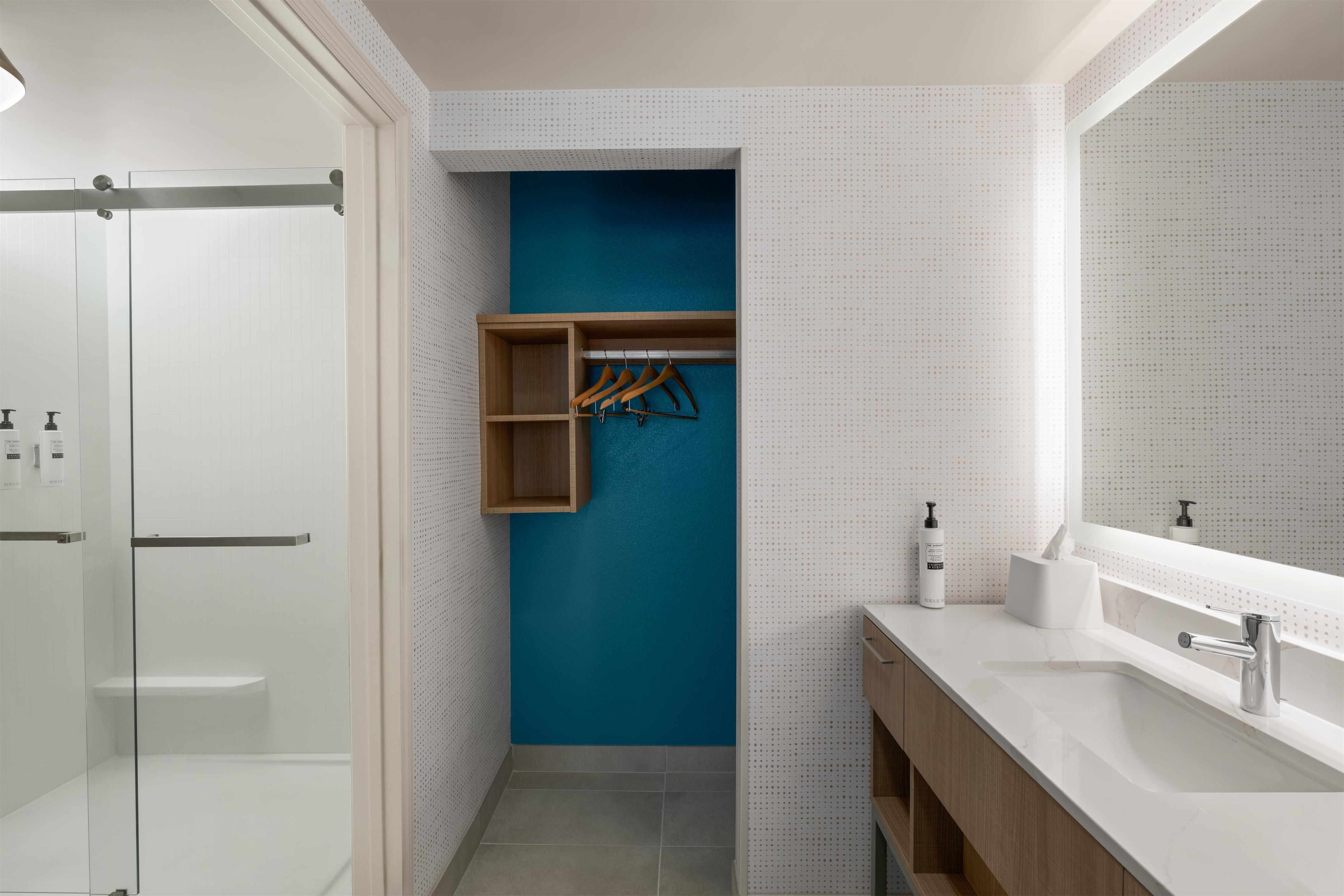 Guest room bath