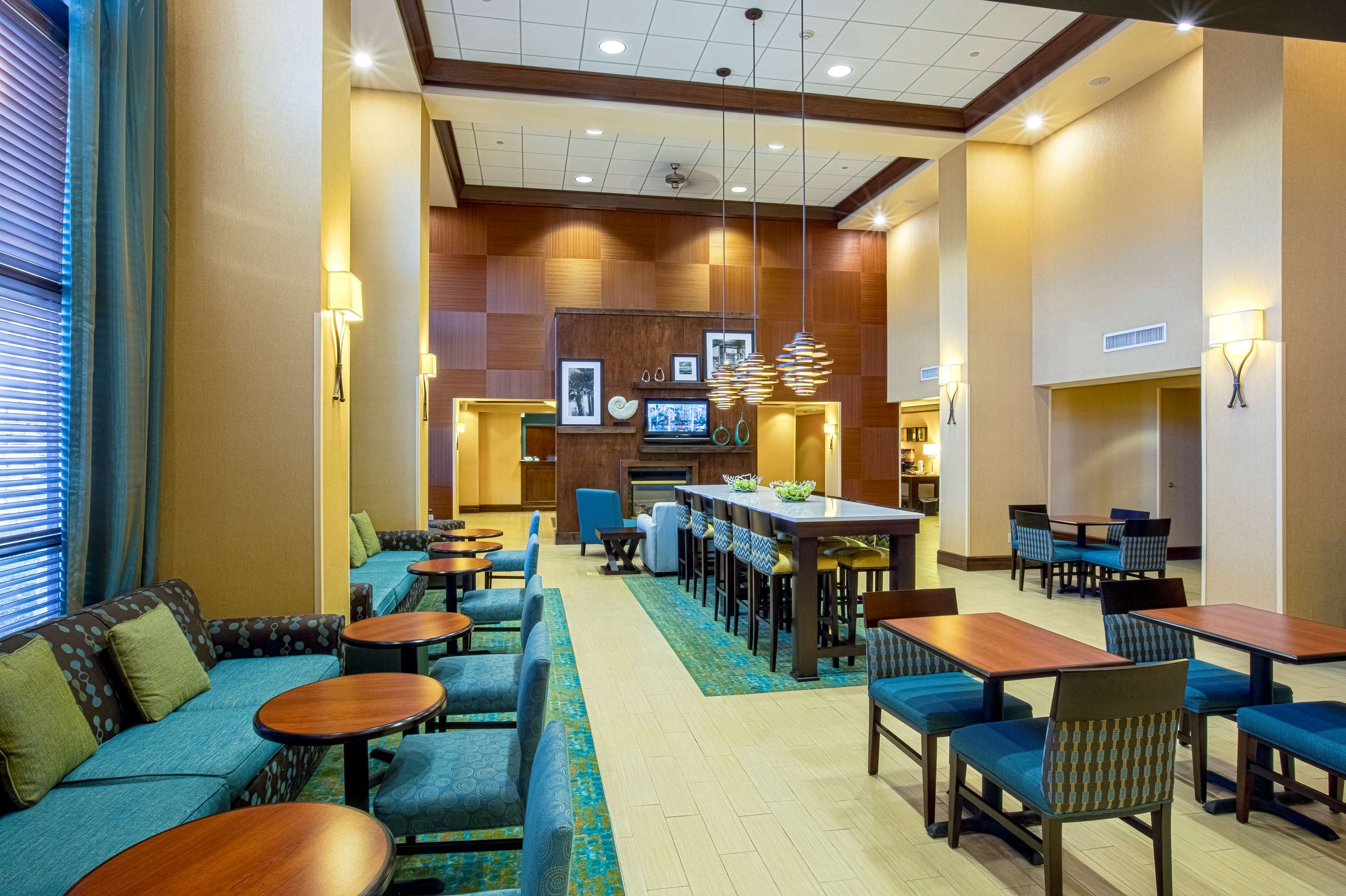 Breakfast Area | Hampton Inn & Suites Sacramento-Elk Grove Laguna I-5