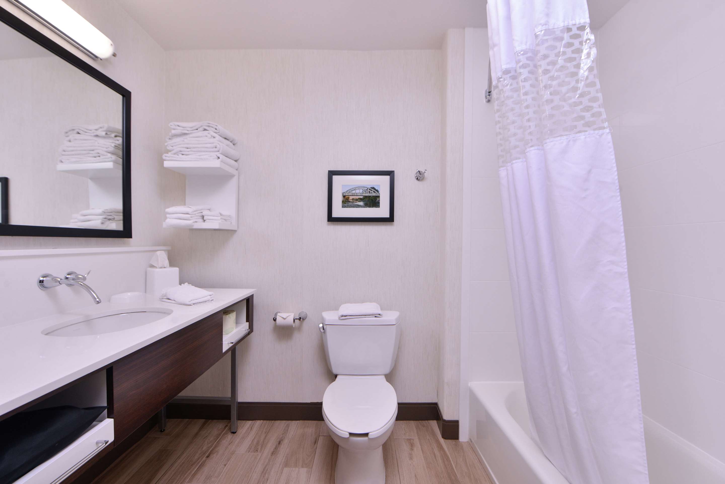 Guest room bath